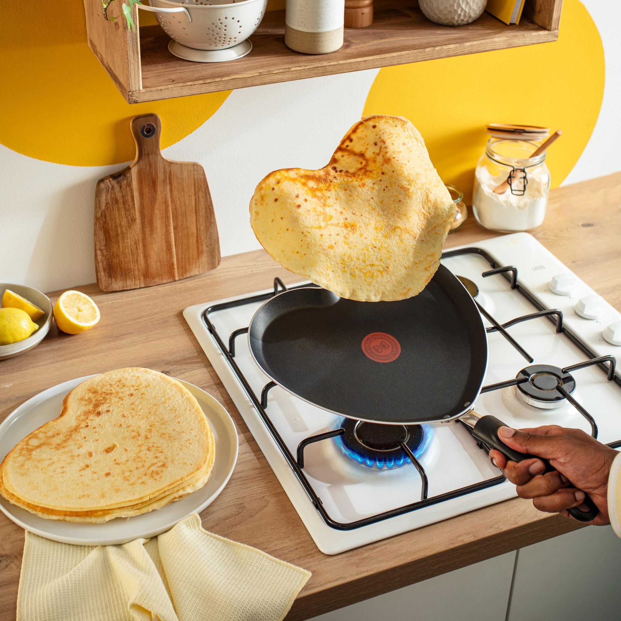 Voir la diapositive 4 : TEFAL Crêpière 25 cm en cœur rose tous feux dont induction