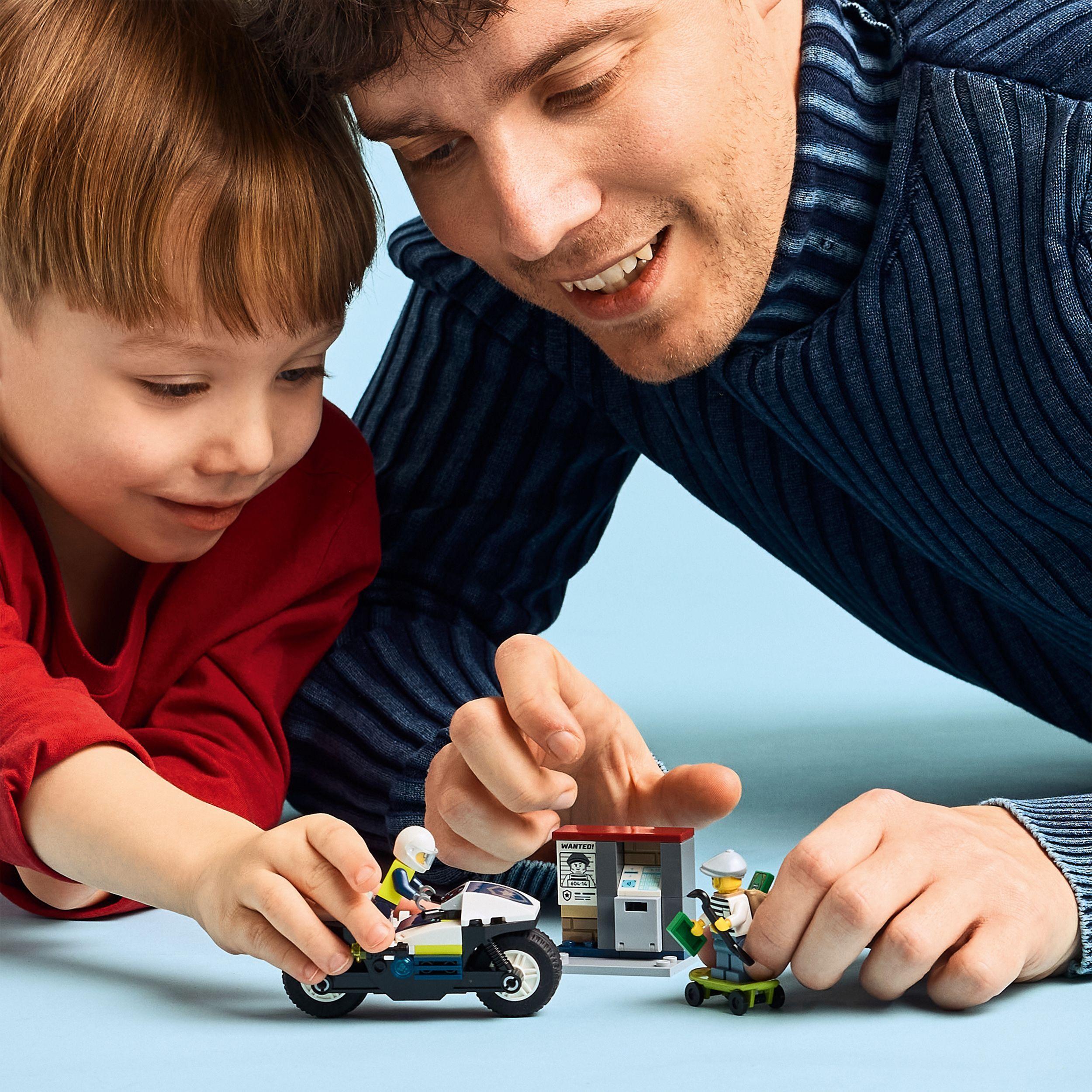Voir la diapositive 7 : LEGO City 60455 La Course-Poursuite en Moto de Police - Jeu de construction dès 4 ans