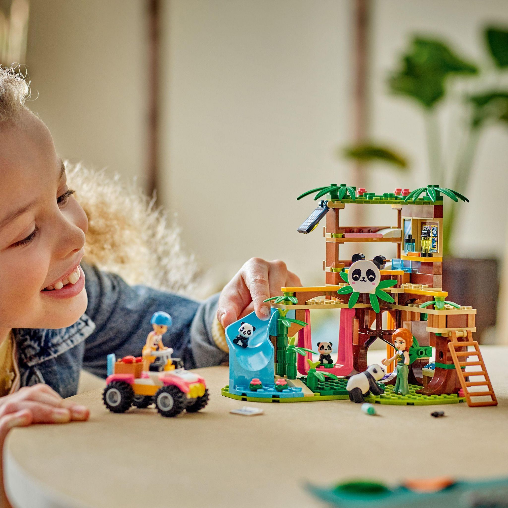 Voir la diapositive 7 : LEGO Friends 42648 - Le Sanctuaire des Pandas