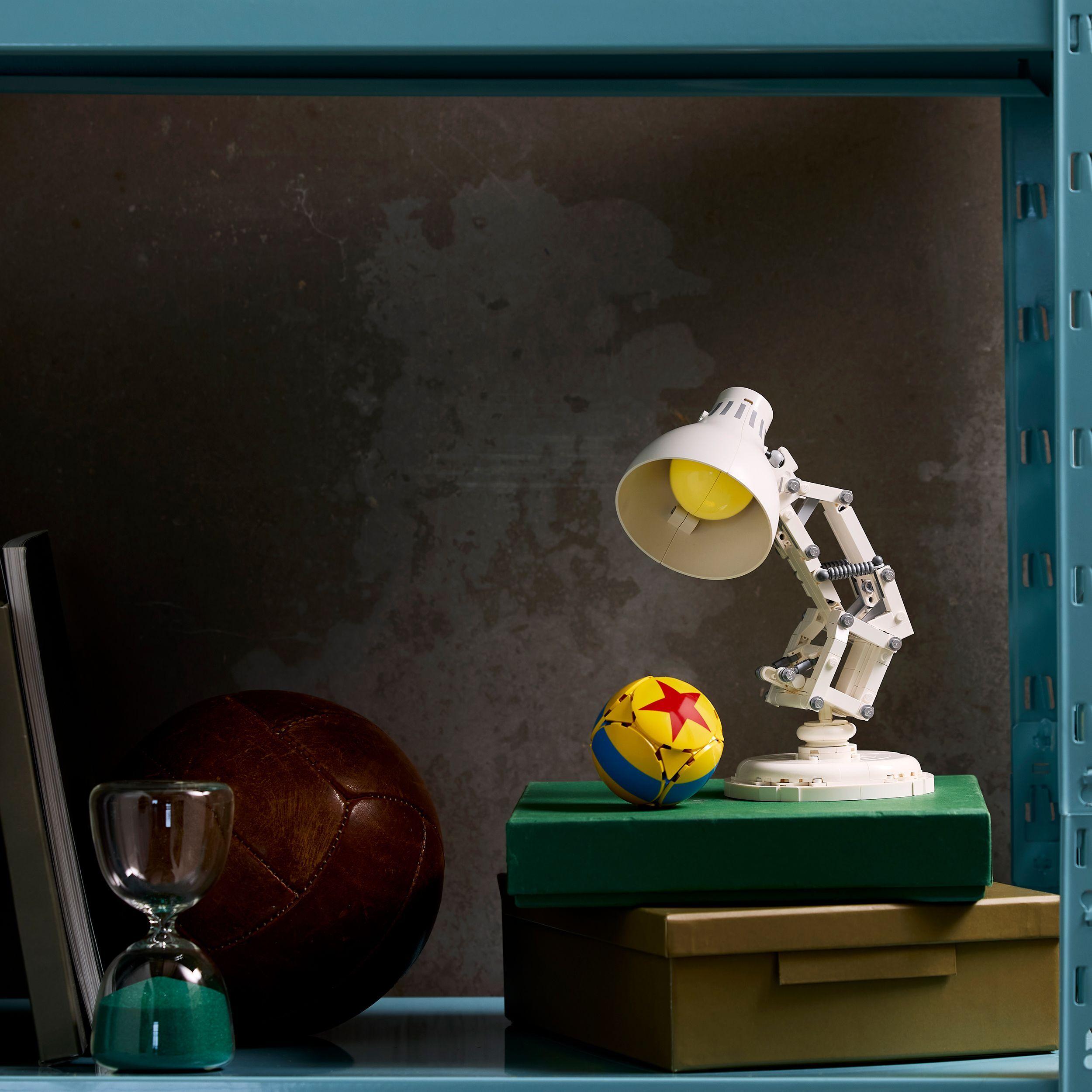 Voir la diapositive 4 : LEGO Ideas 21357 Disney Pixar Luxo Jr. - Set de Construction Collector pour Adulte - Déco