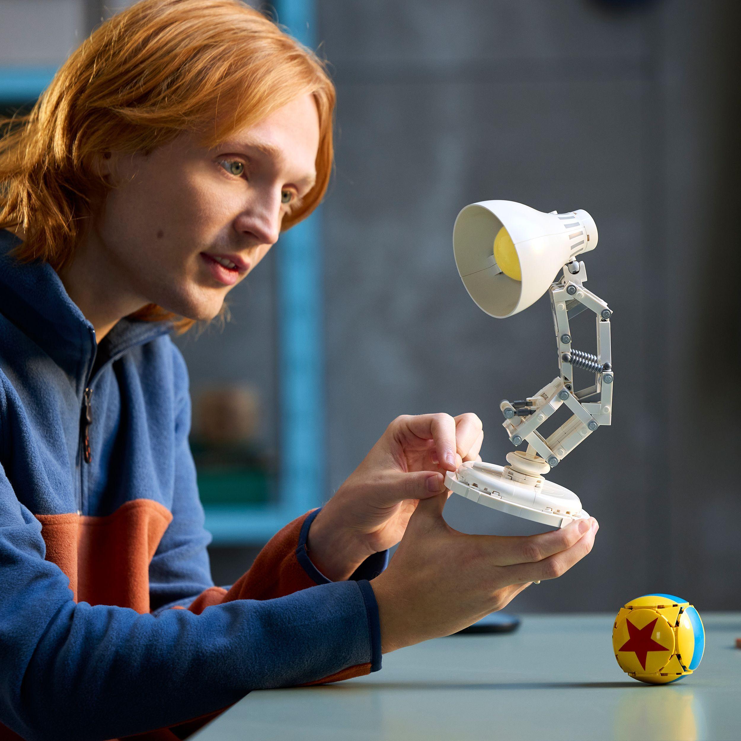 Voir la diapositive 7 : LEGO Ideas 21357 Disney Pixar Luxo Jr. - Set de Construction Collector pour Adulte - Déco