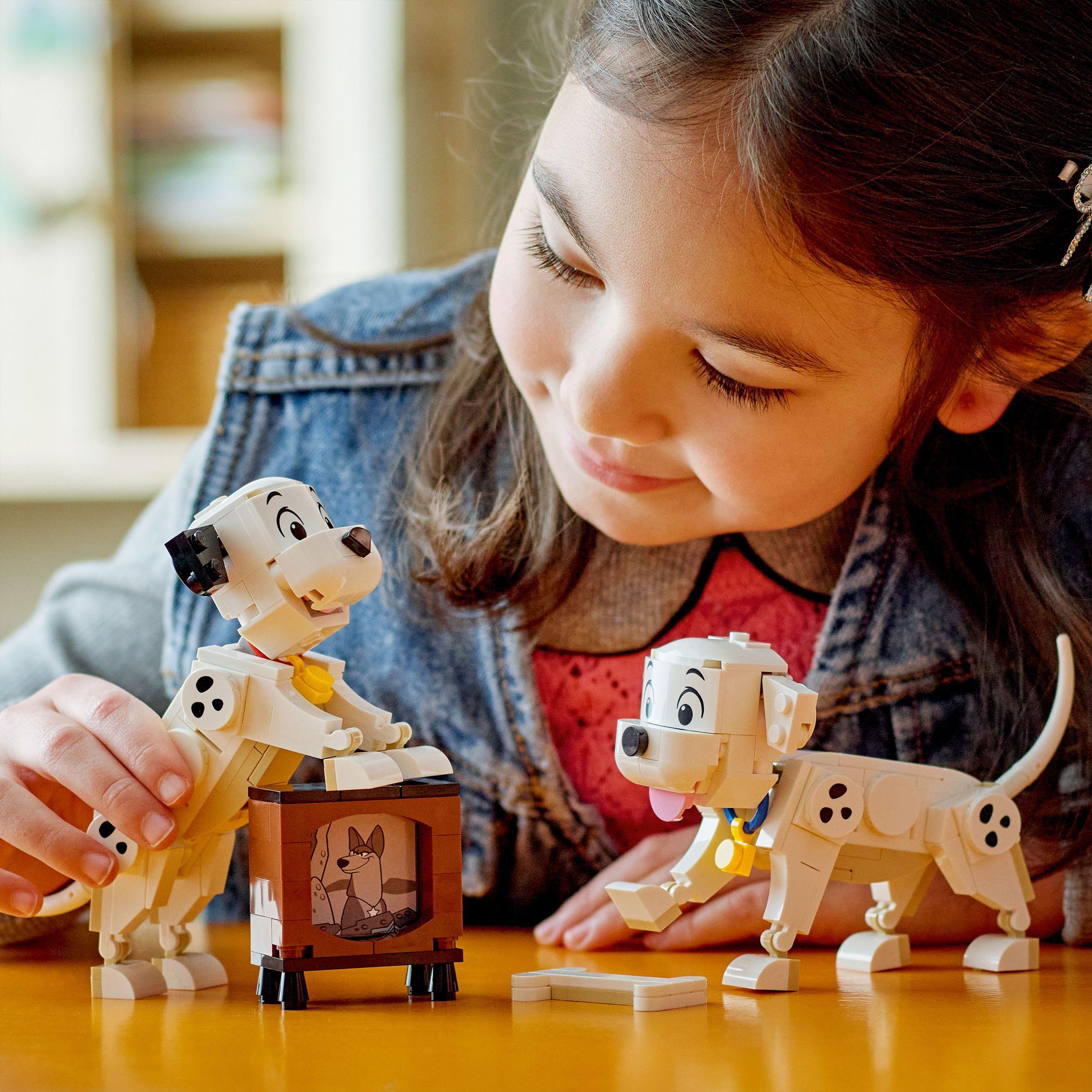 Voir la diapositive 7 : LEGO Disney 43271 - Lucky et Penny, les chiots des 101 Dalmatiens