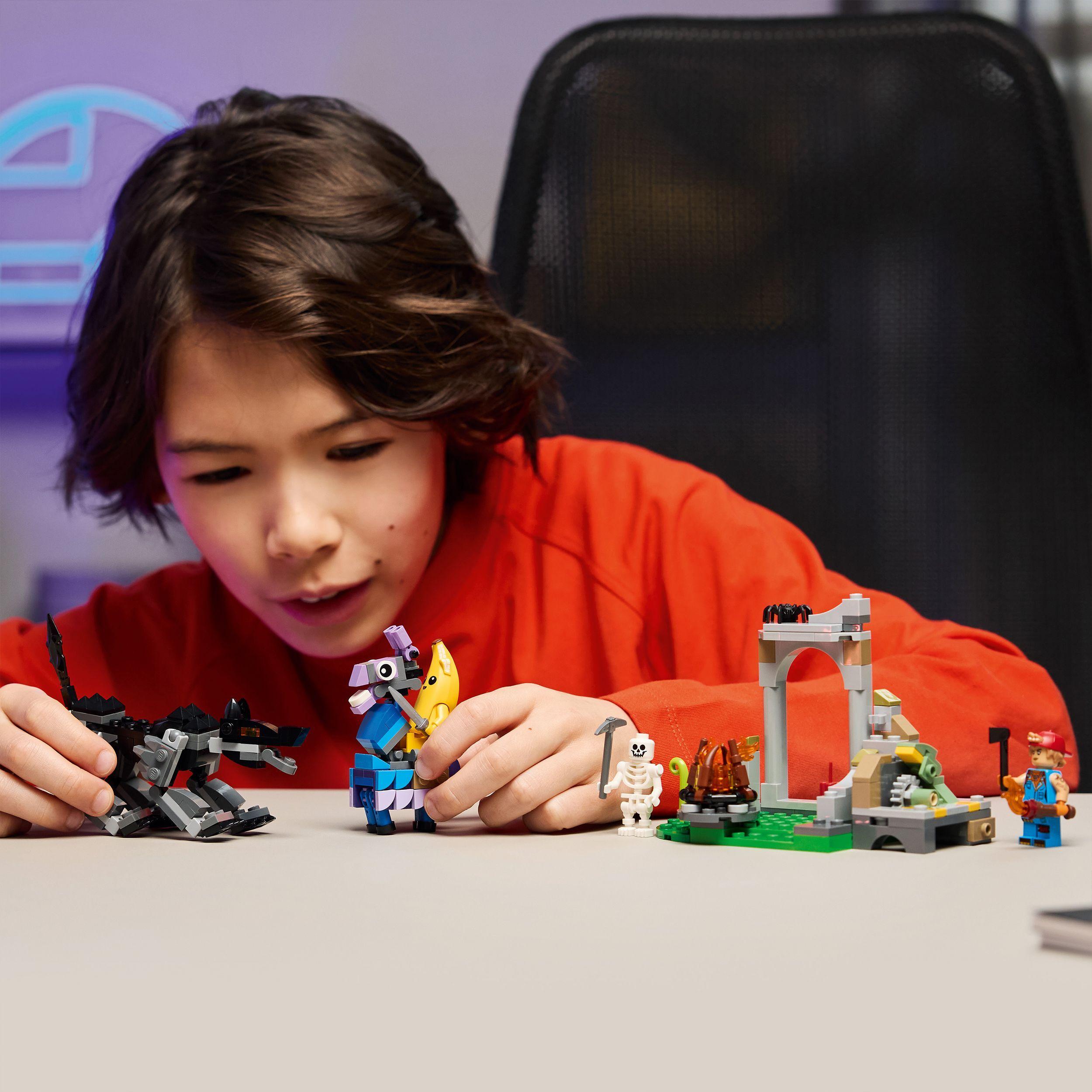 Voir la diapositive 7 : LEGO Fortnite 77075 Le Camp de Banane et Mécano - Jeu de Construction pour Garçon 7 ans