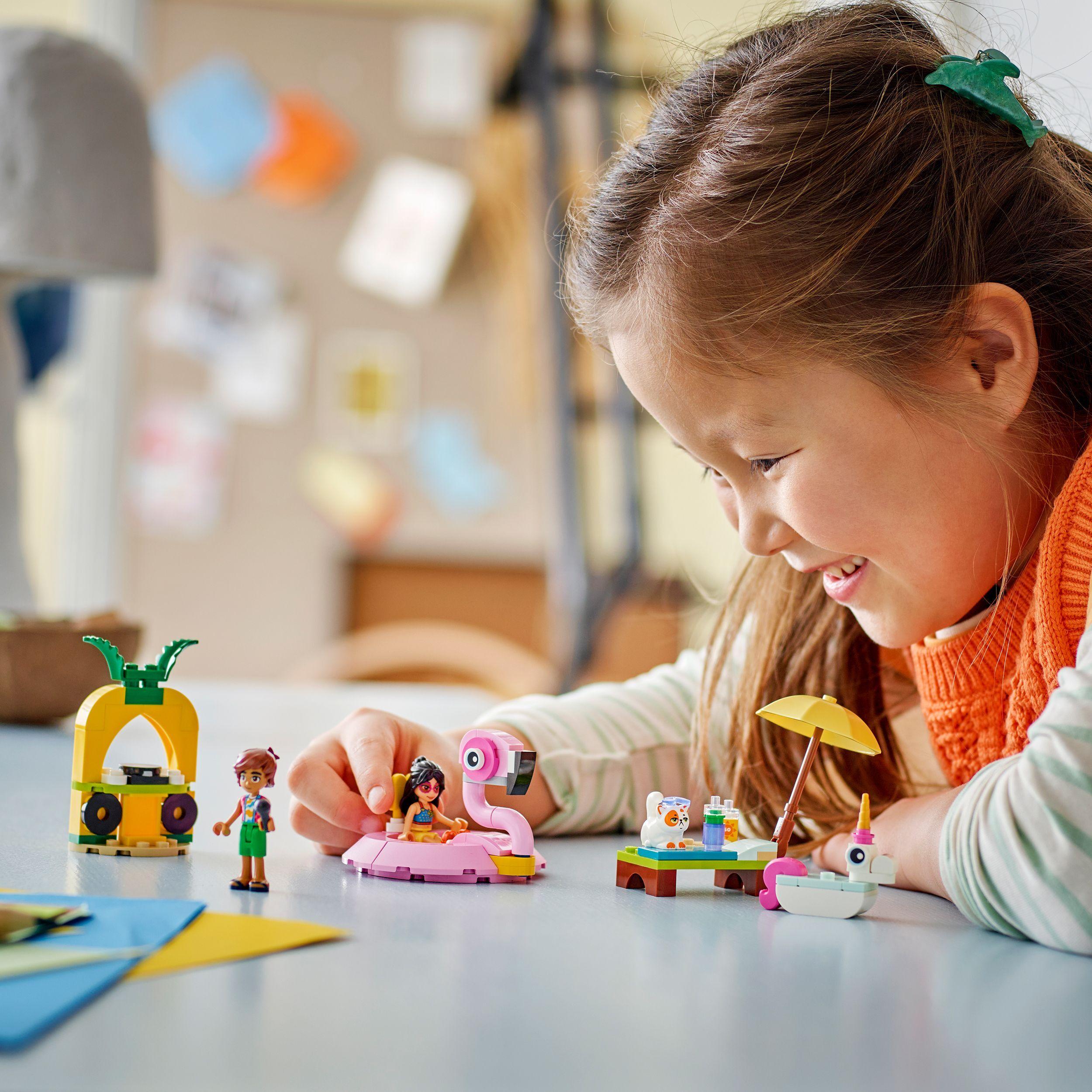 Voir la diapositive 7 : LEGO Friends 42658 Fête dans la Piscine avec les Bouées Licorne et Flamant Rose - Jouet