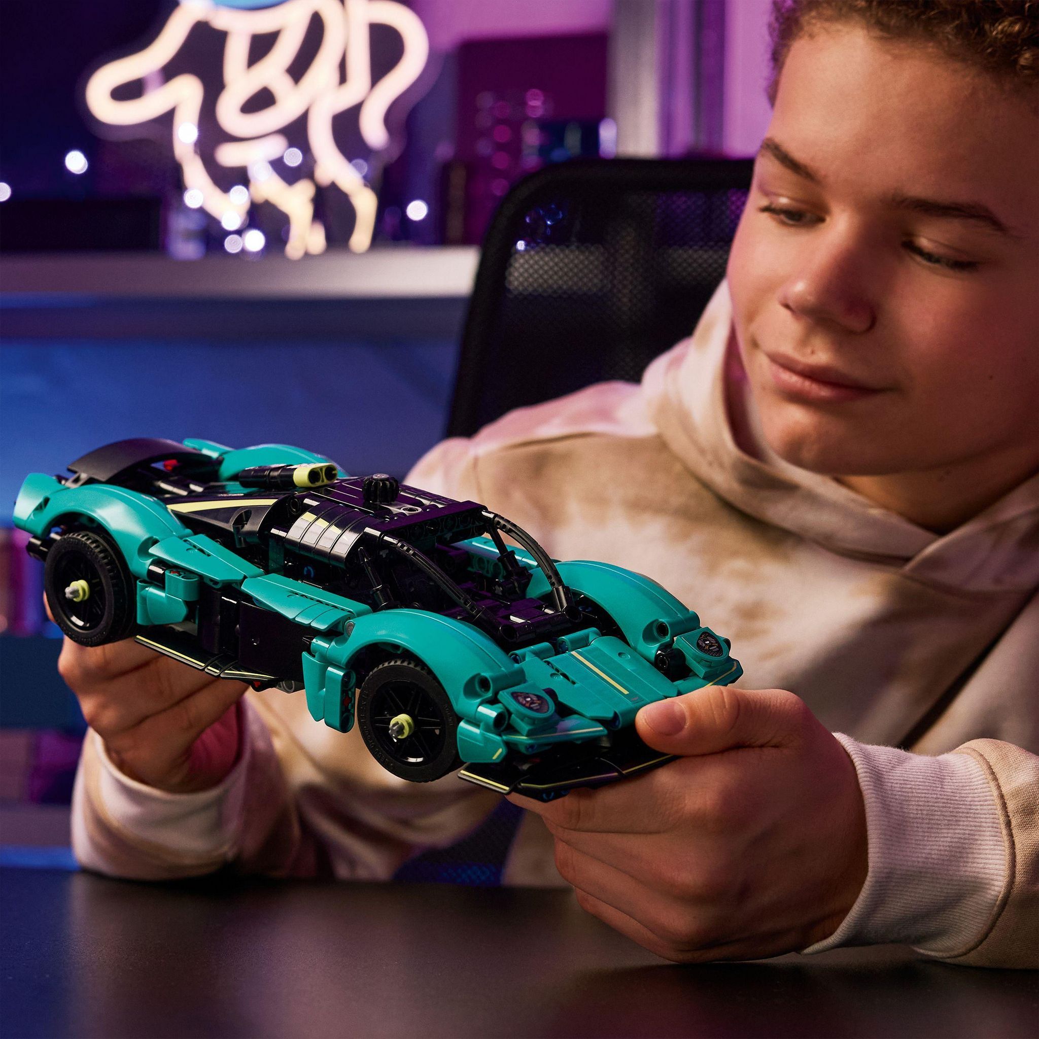 Voir la diapositive 7 : LEGO Technic 42208 - Aston martin Valkyrie