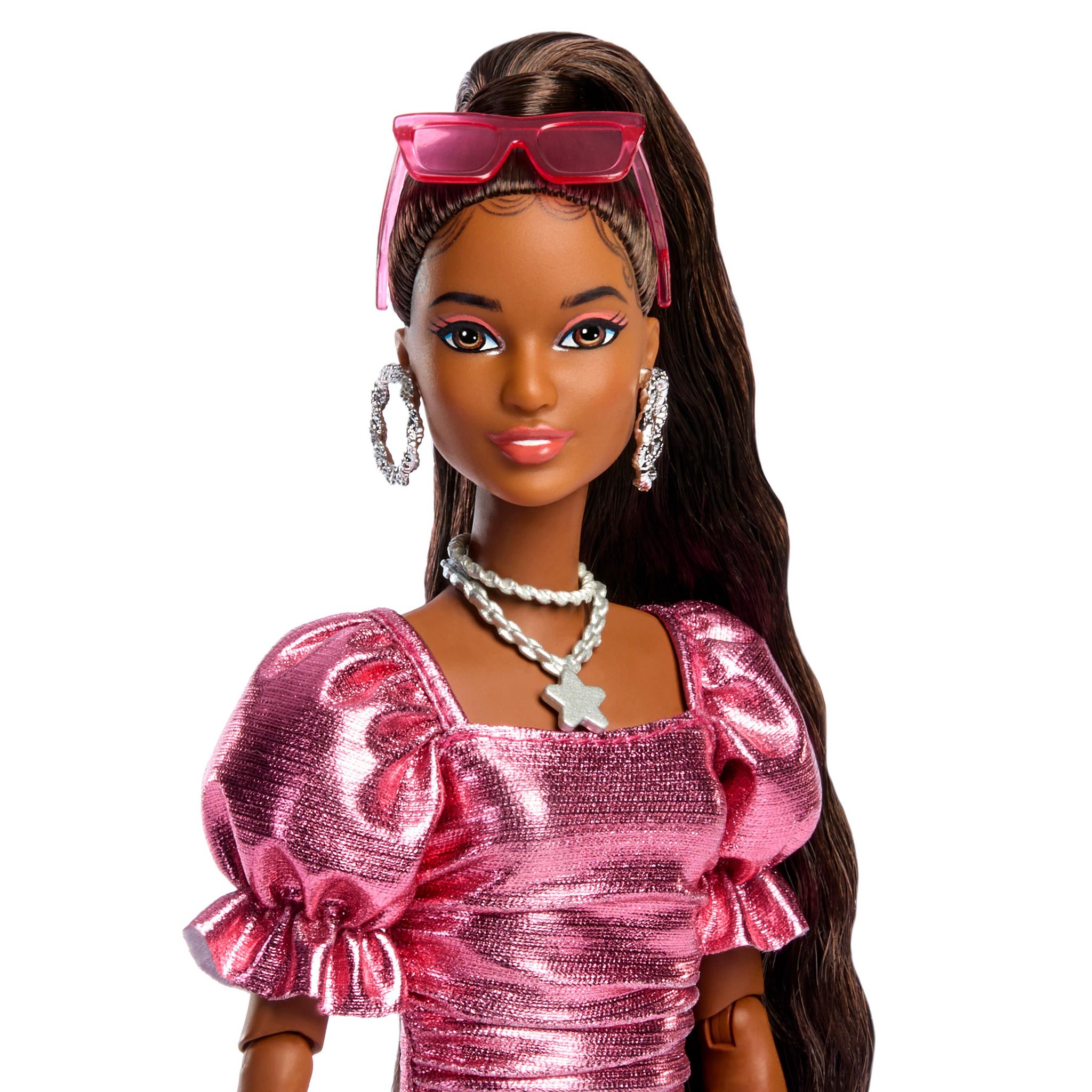 Voir la diapositive 2 : MATTEL Poupée Barbie de Luxe Style Tenue Corail métallisée