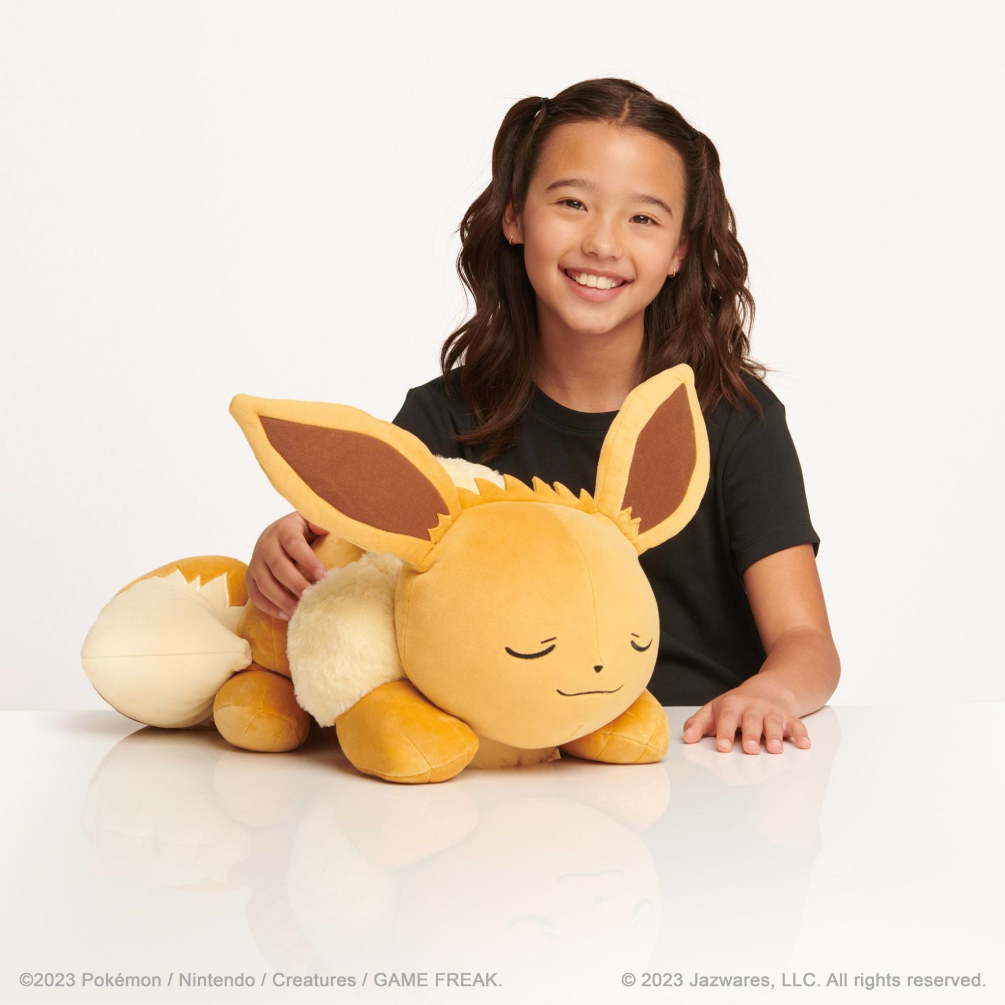 Voir la diapositive 2 : POKEMON Pokémon Peluche 45 cm Evoli Qui Dort