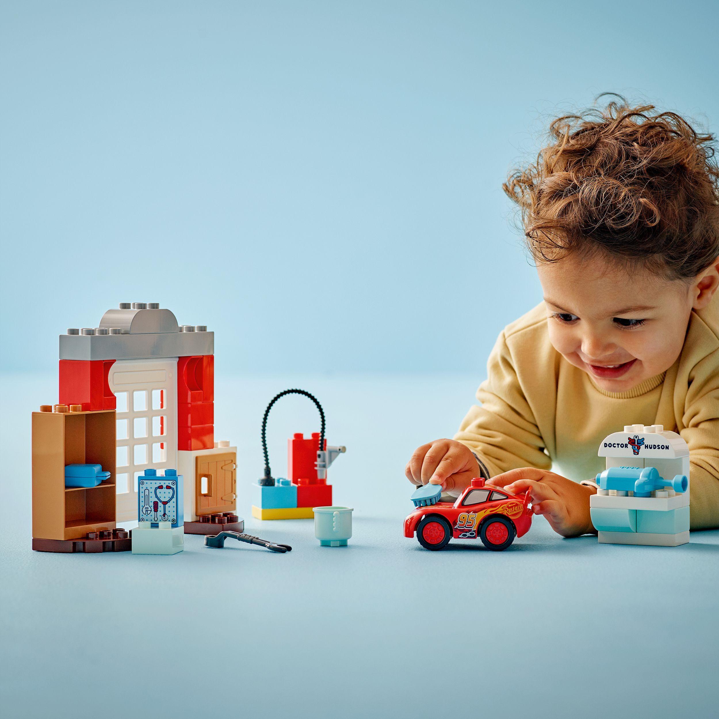 Voir la diapositive 7 : LEGO DUPLO │ Disney Et Pixar Cars 10456 La Visite De Mcqueen Au Garage De Doc - Jeu 2 Ans