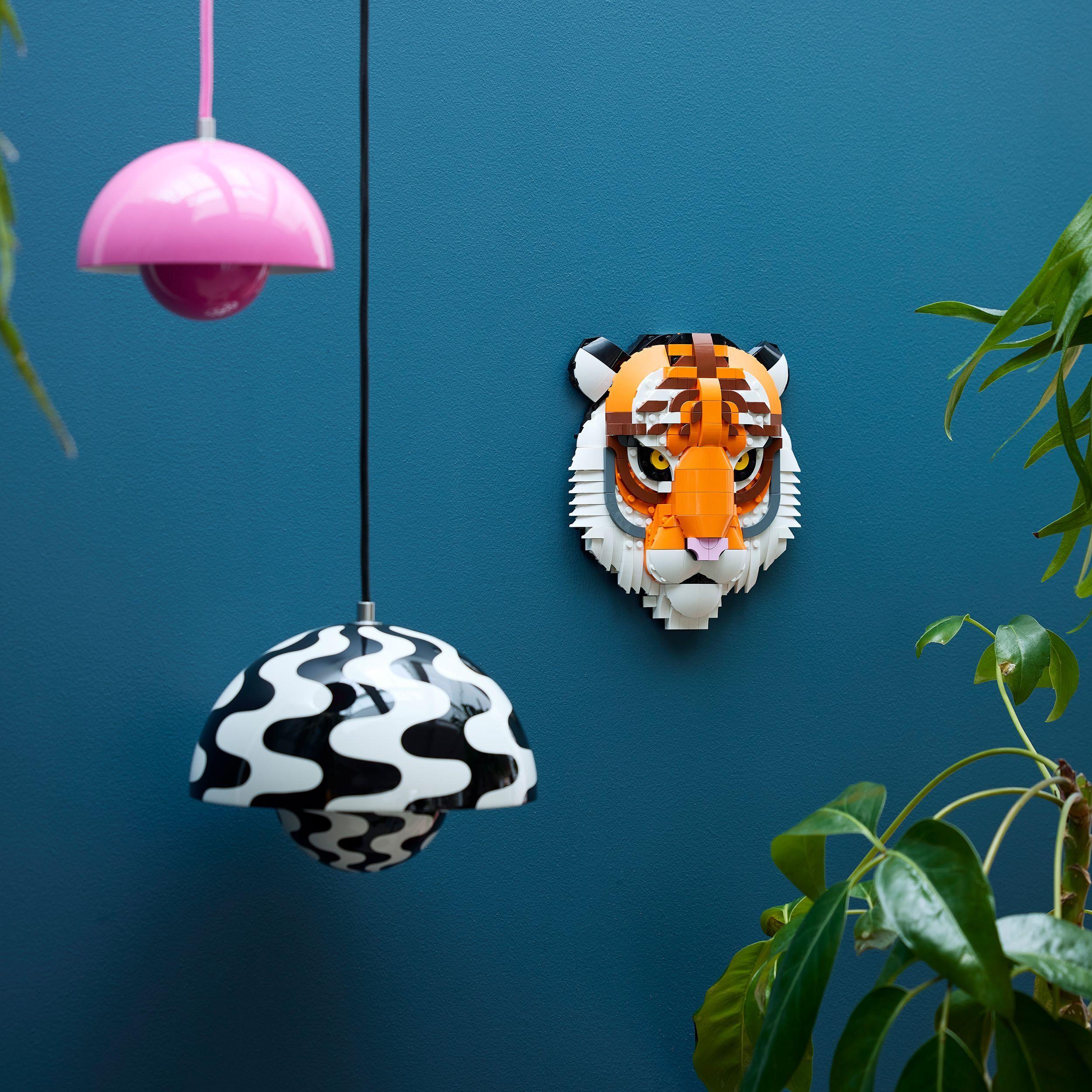 Voir la diapositive 4 : LEGO Art 31217 La Collection Faune – Le Tigre - Set Adulte - Décoration Murale Avec Fleurs