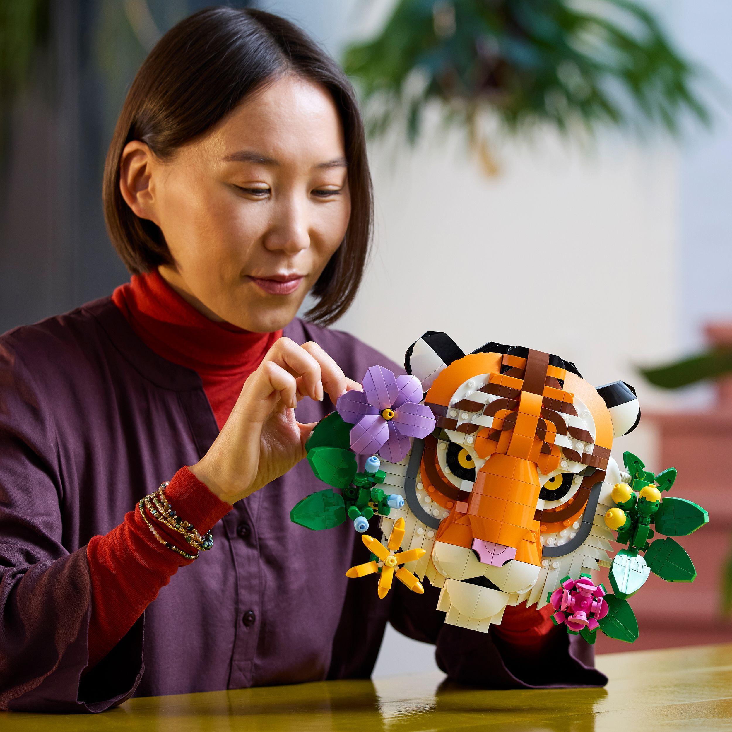 Voir la diapositive 7 : LEGO Art 31217 La Collection Faune – Le Tigre - Set Adulte - Décoration Murale Avec Fleurs
