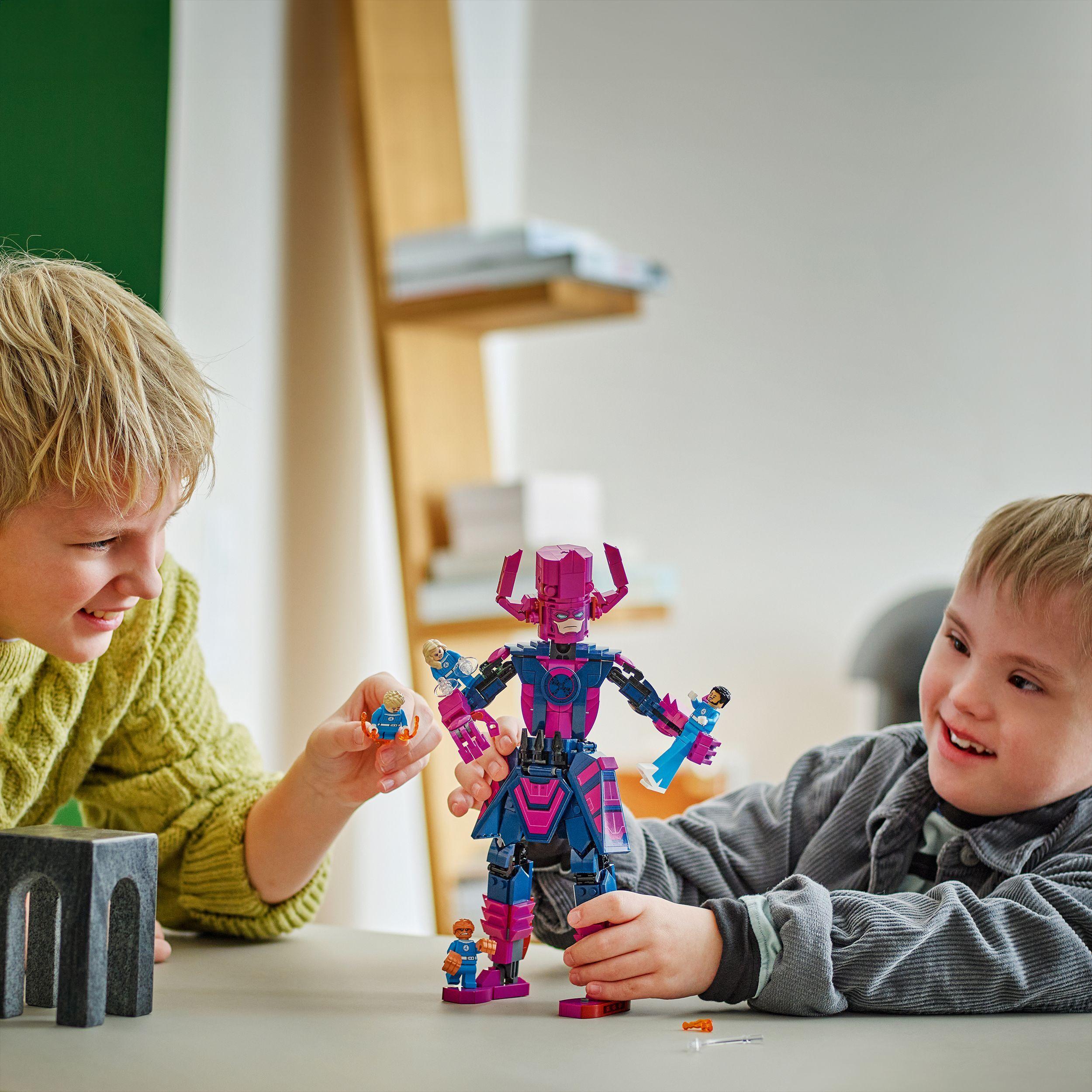 Voir la diapositive 7 : LEGO Marvel 76316 Les Quatre Fantastiques contre la figurine de Galactus - Jeu dès 9 ans