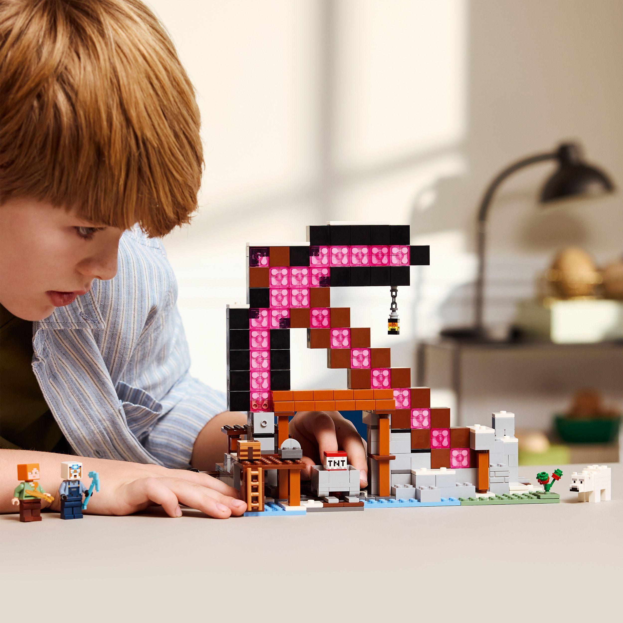 Voir la diapositive 7 : LEGO Minecraft 21277 La Mine En Forme De Pioche - Jeu De Construction Pour Garçon 8 Ans