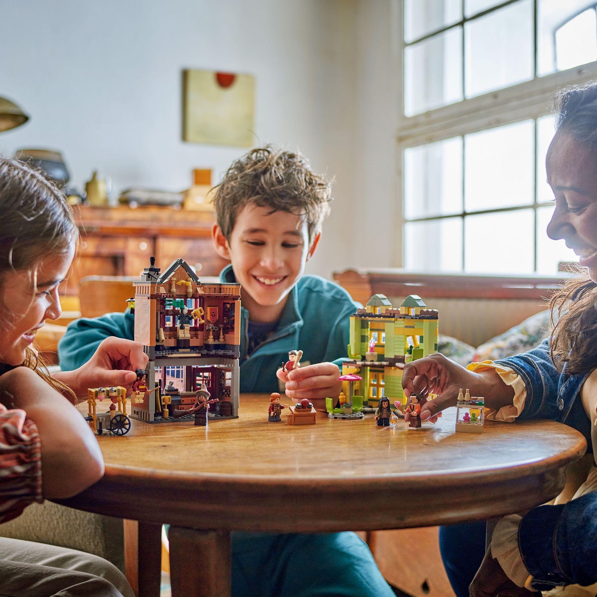 Voir la diapositive 7 : LEGO Harry Potter 76452 - Magasin d accessoires de Quidditch et Marchand de glace