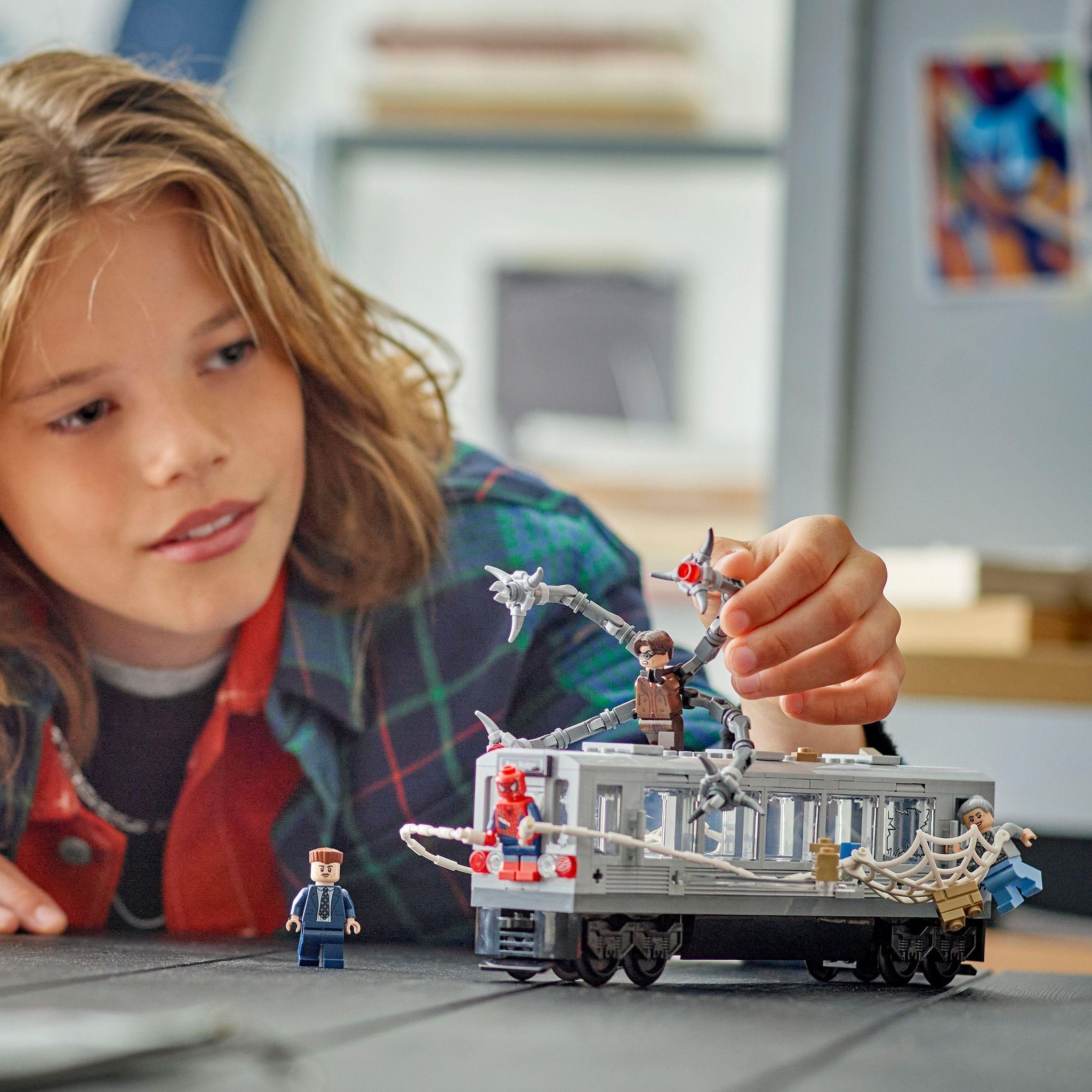 Voir la diapositive 7 : LEGO Marvel 76321 - La Scène de train de Spiderman et Docteur Octopus