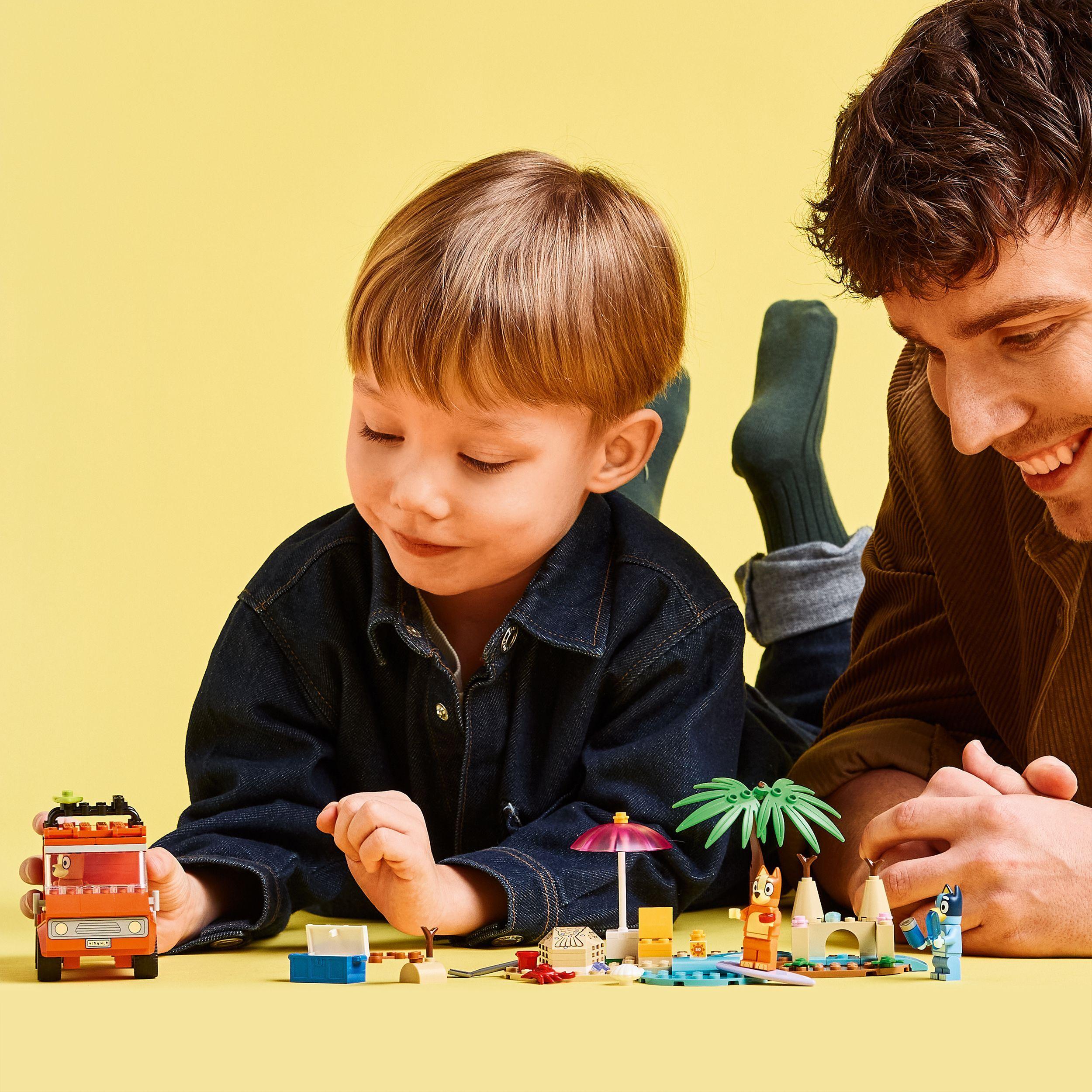 Voir la diapositive 7 : LEGO Bluey 11202 Les Vacances et le Voyage en Voiture de Bluey - Jeu de Construction 4 ans