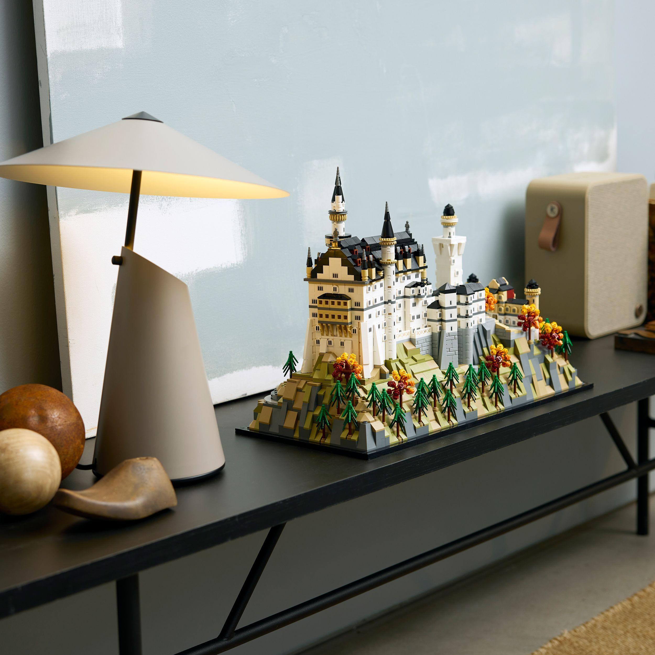 Voir la diapositive 4 : LEGO Architecture 21063 Le Château de Neuschwanstein - Set de Construction pour Adulte