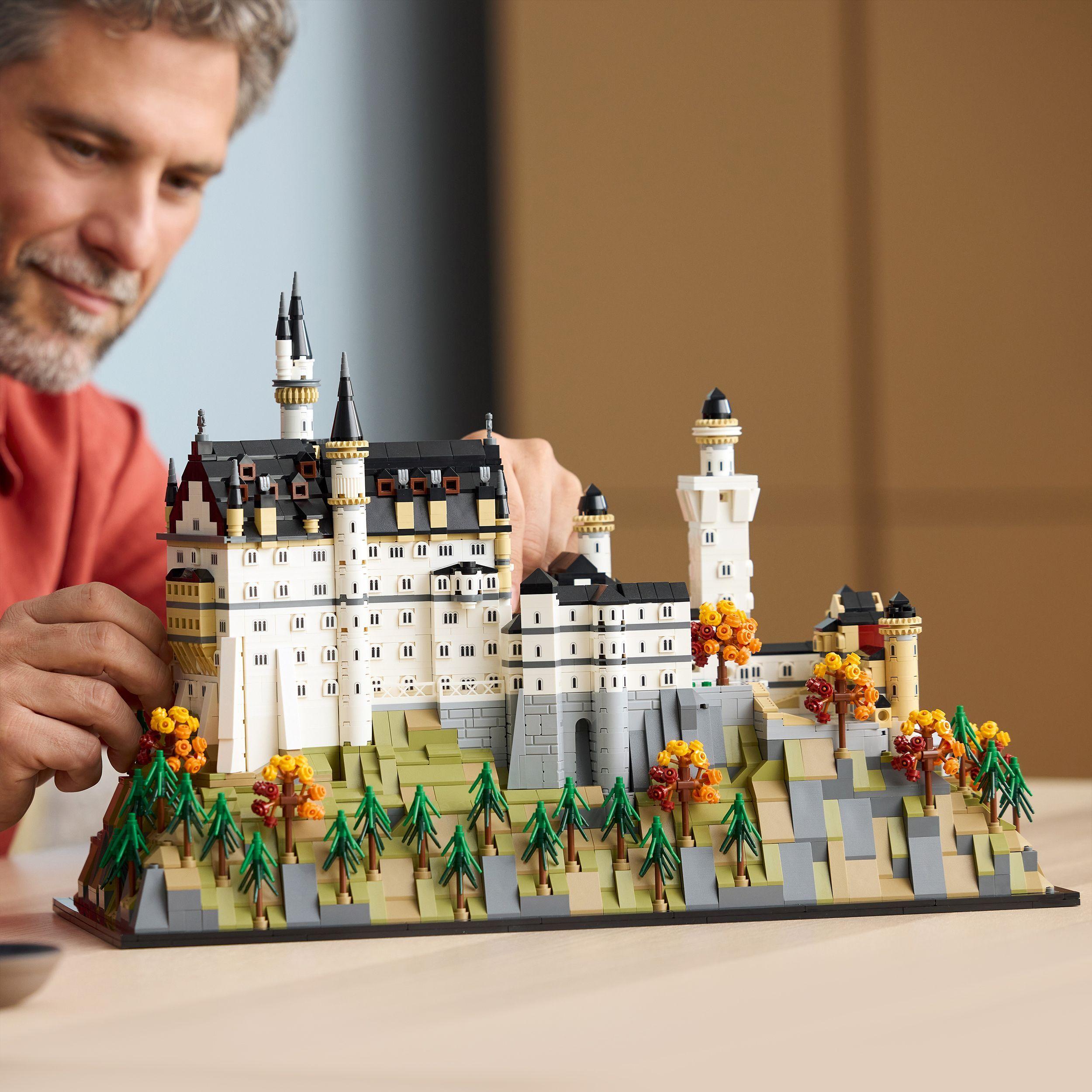 Voir la diapositive 7 : LEGO Architecture 21063 Le Château de Neuschwanstein - Set de Construction pour Adulte