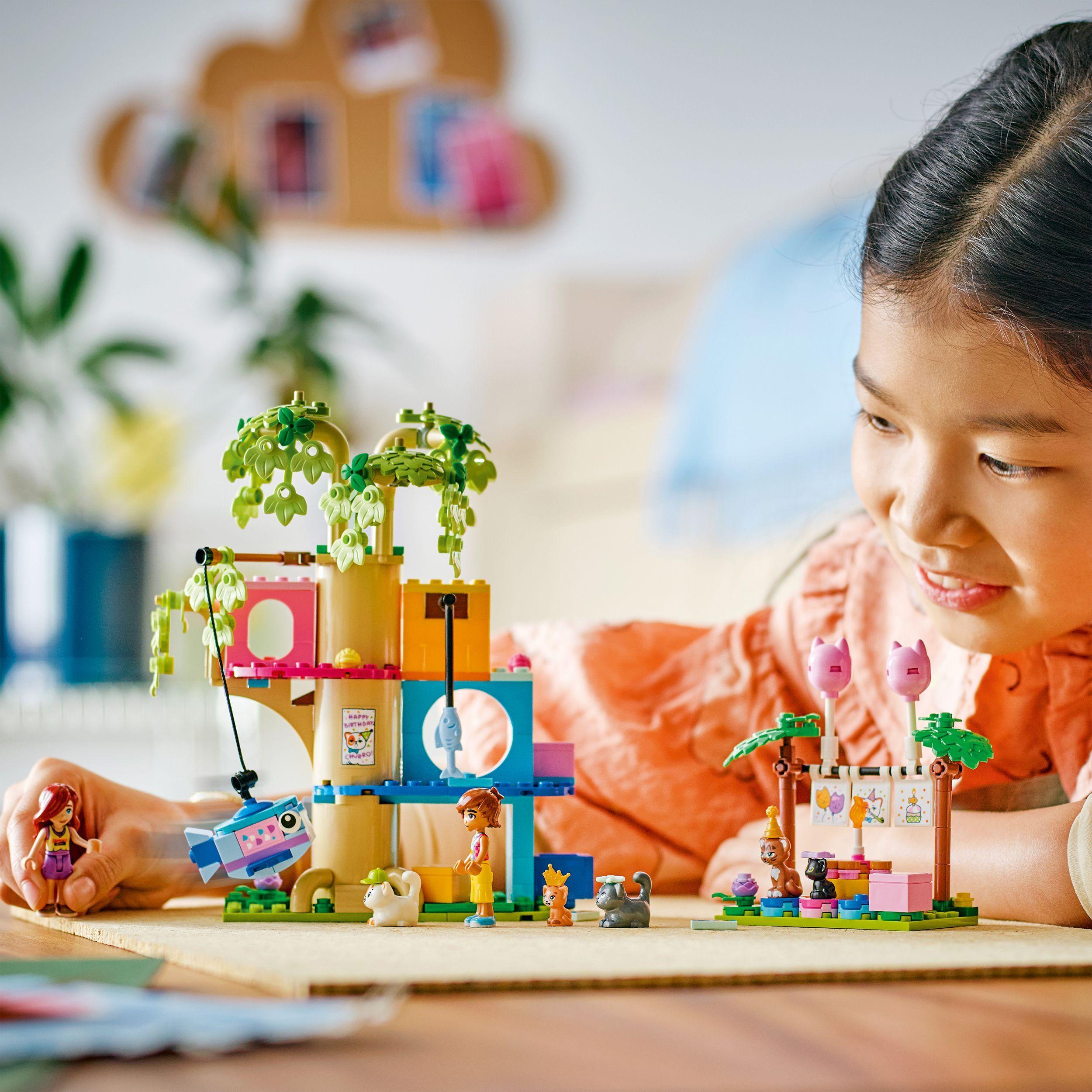Voir la diapositive 7 : LEGO Friends 42666 La Fête d’Anniversaire et l’Arbre à Chats - Jouet de Construction 6 ans