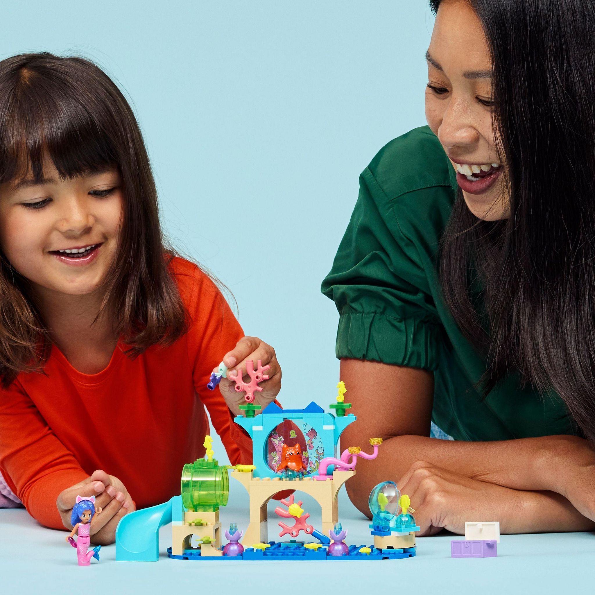 Voir la diapositive 7 : LEGO Gabby et la maison magique 11204 - Les aventures aquatiques de Gabby-Sirène