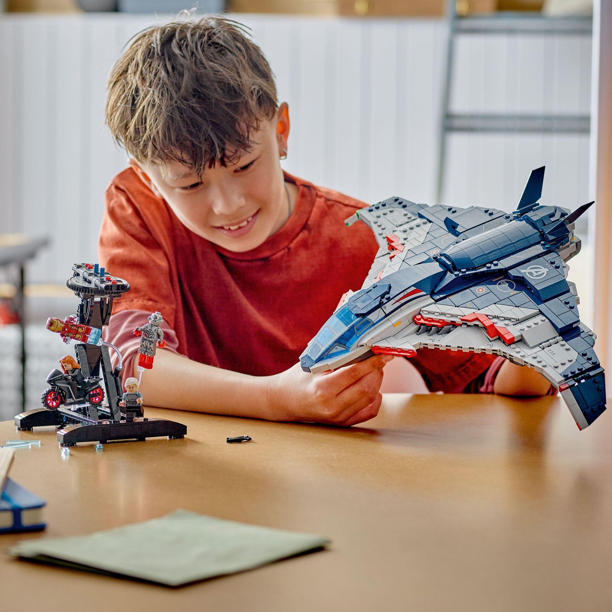 Voir la diapositive 7 : LEGO Marvel 76325 - Le Quinjet d'Avengers : L'ère d'Ultron