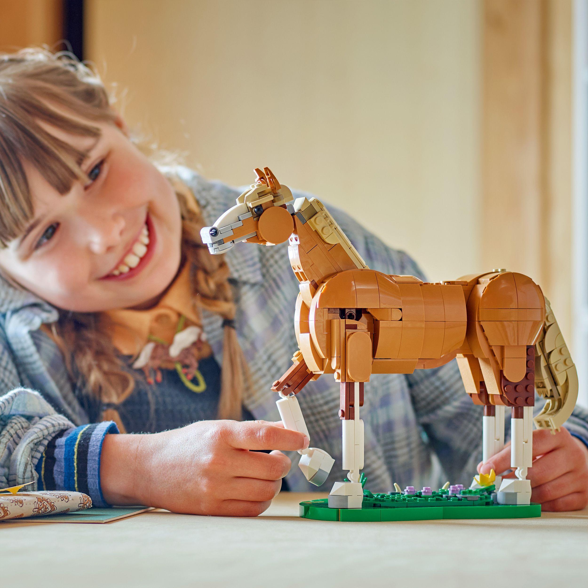 Voir la diapositive 7 : LEGO Creator 3-en-1 31166 Le Beau Cheval - Jeu de Construction dès 9 ans