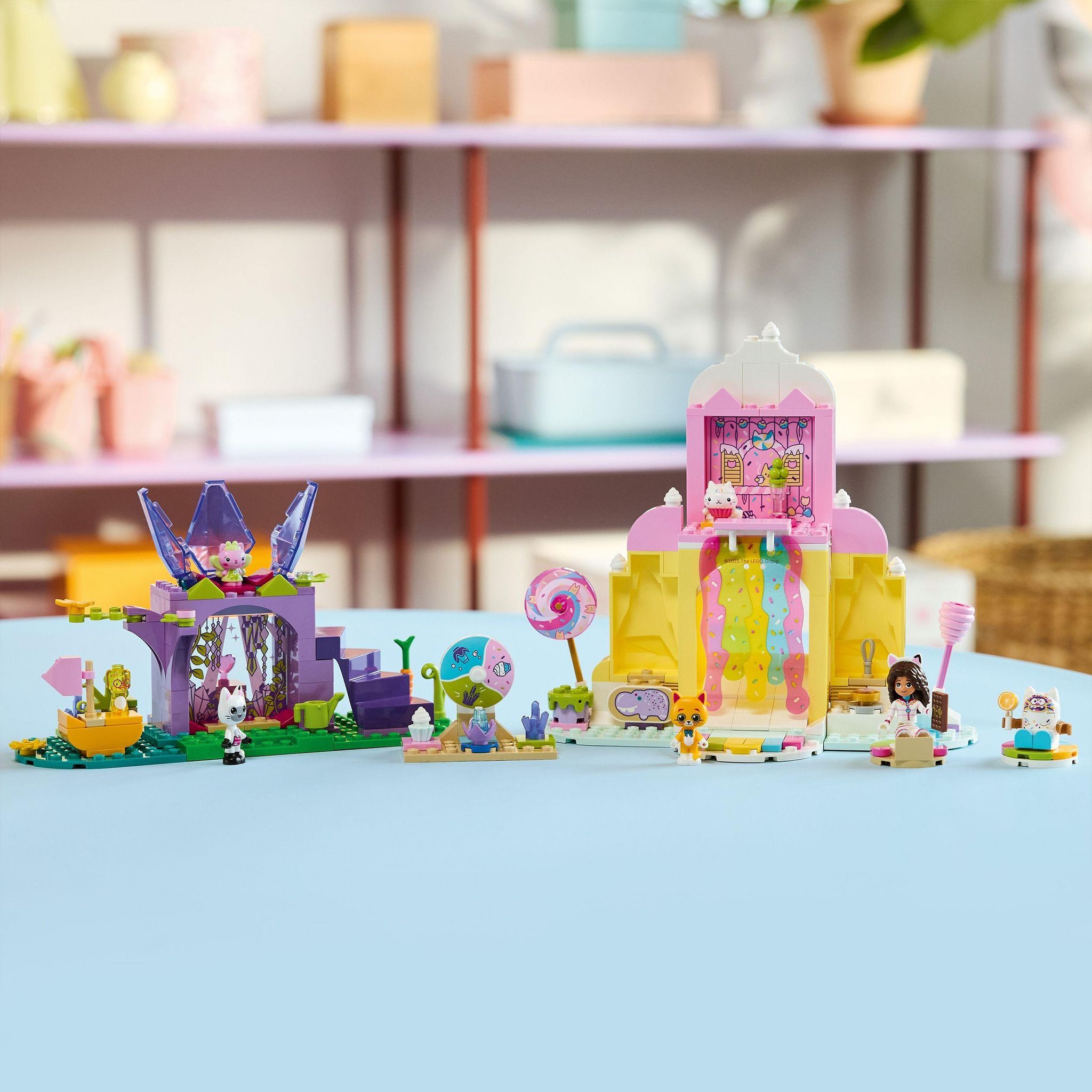 Voir la diapositive 6 : LEGO Gabby et la Maison Magique 11205 - La Montagne de Friandises et le Jardin de Fée Minette