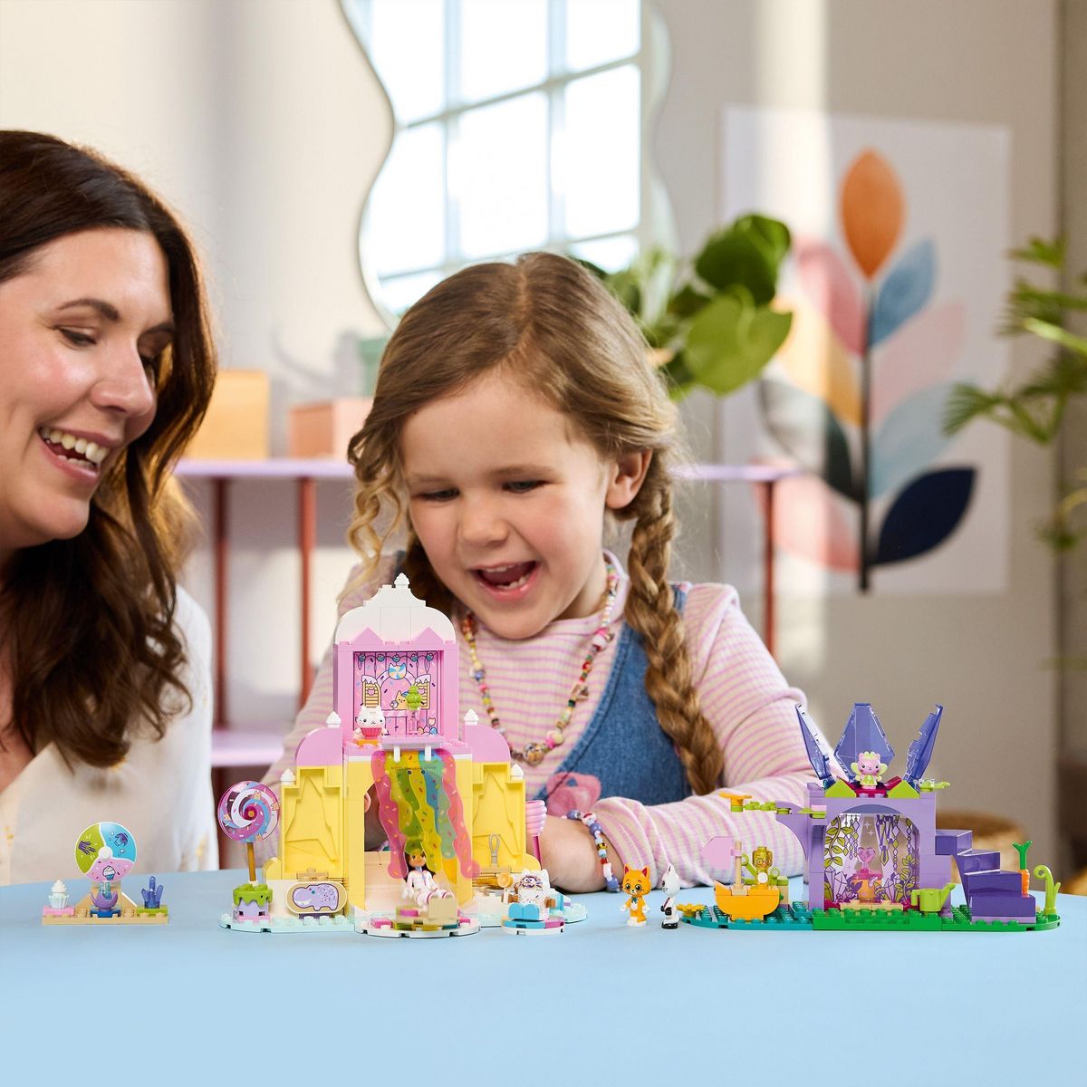 LEGO Gabby et la Maison Magique 11205 - La Montagne de Friandises et le Jardin de Fée Minette