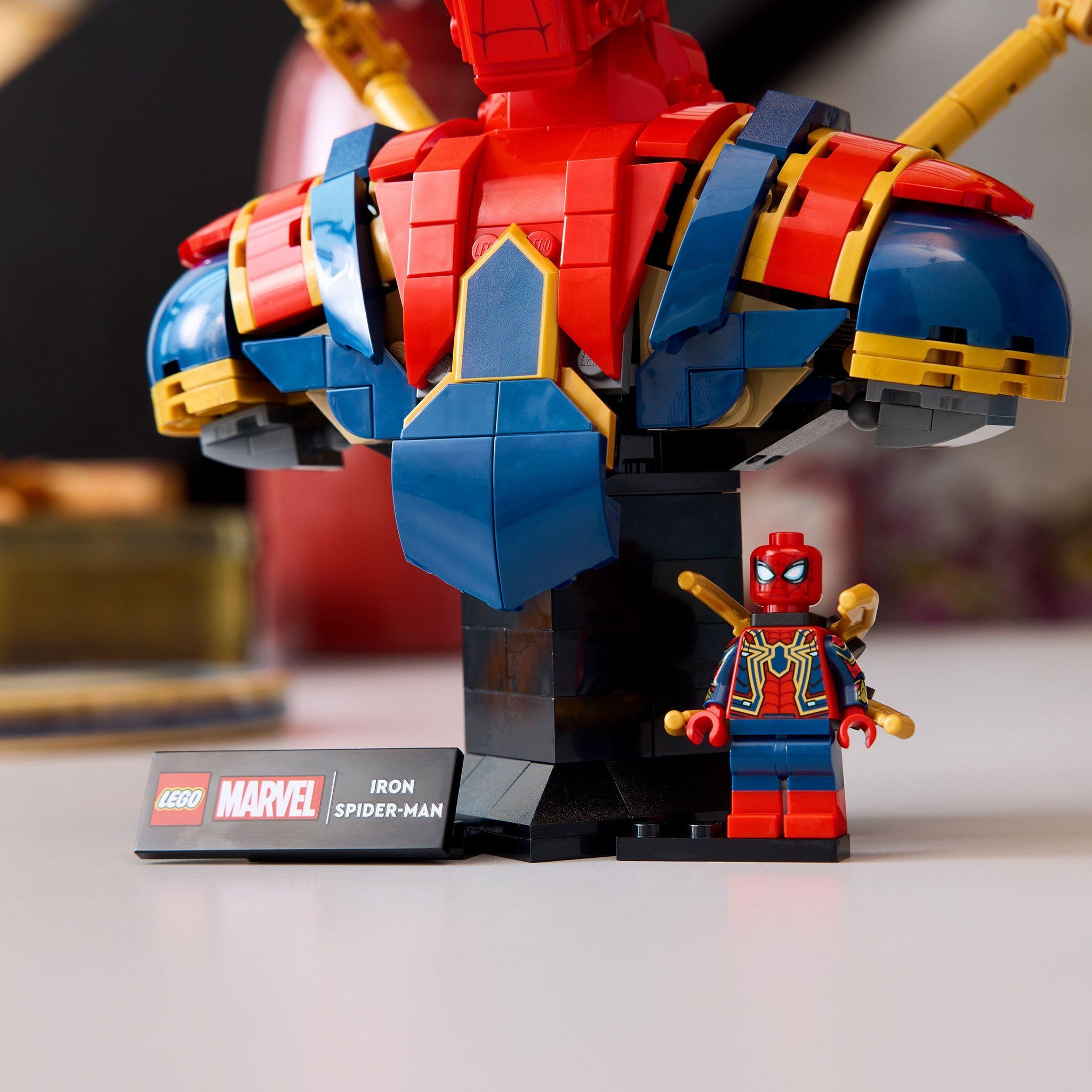 Voir la diapositive 6 : LEGO Marvel 76326 Buste d’Iron Spider-Man - Set de Construction Collector pour Adulte