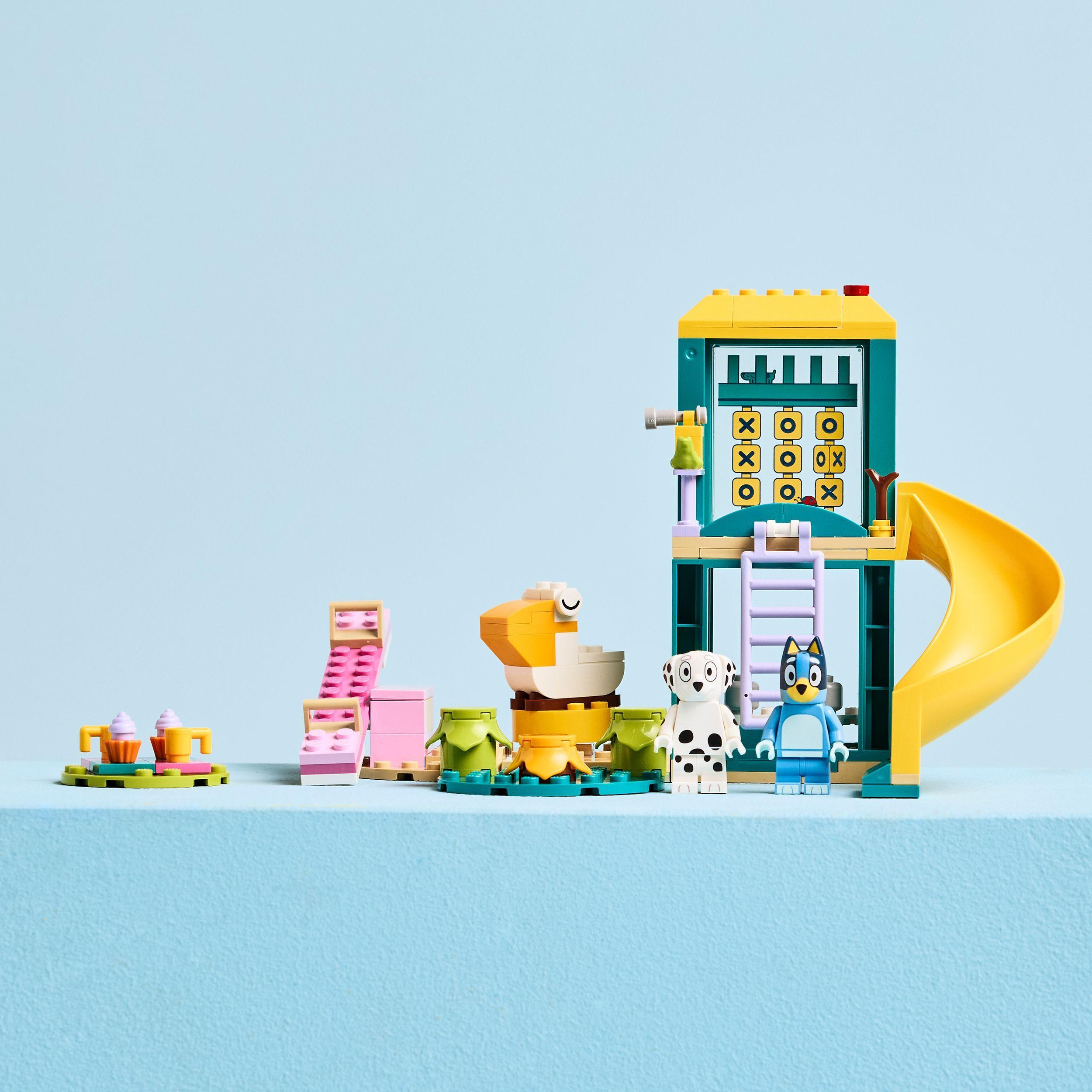 Voir la diapositive 6 : LEGO Bluey 11201 - Bluey et Chloé à l’aire de jeux