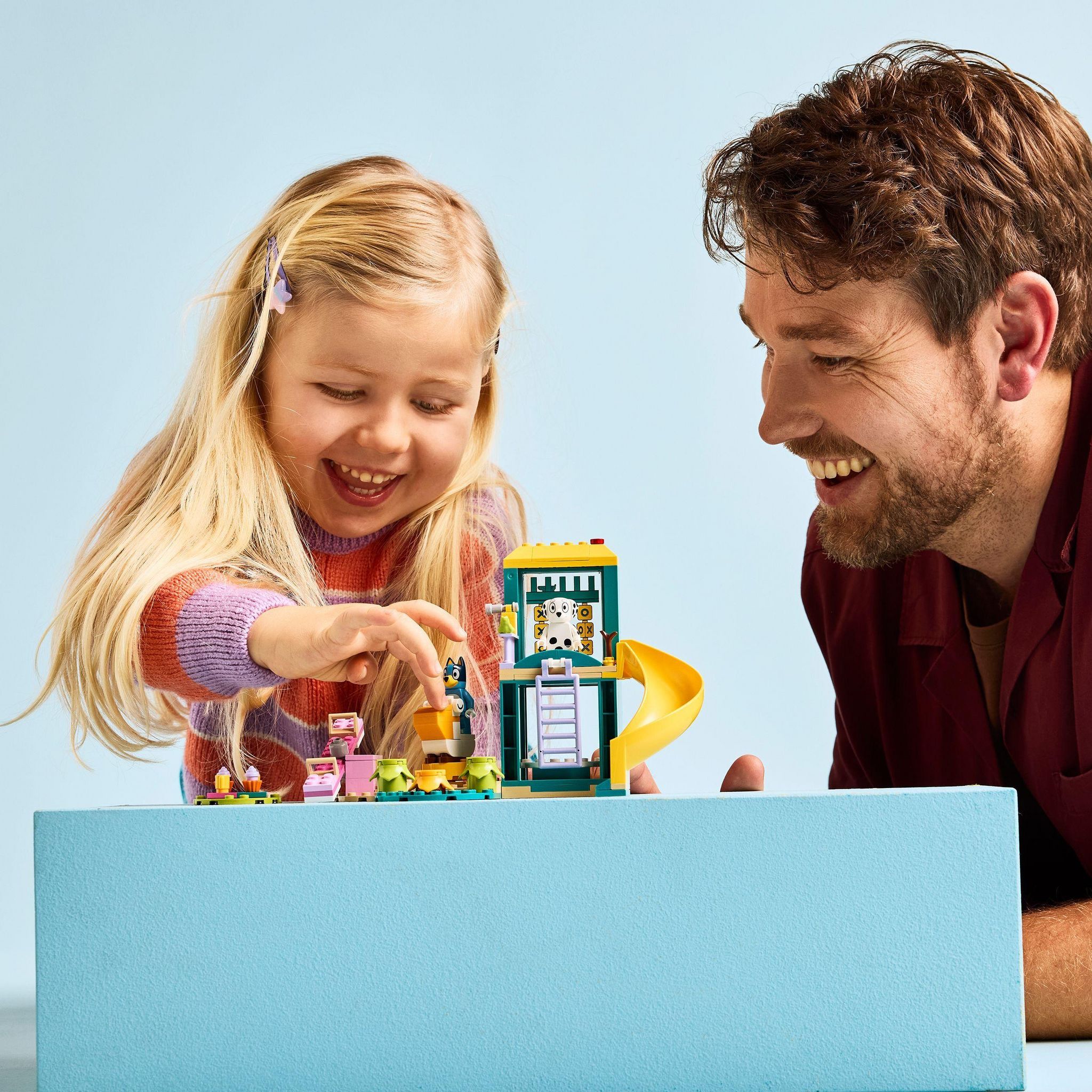 Voir la diapositive 7 : LEGO Bluey 11201 Bluey et Chloé à l’Aire de Jeux - Jeu de Construction dès 4 ans - Animaux