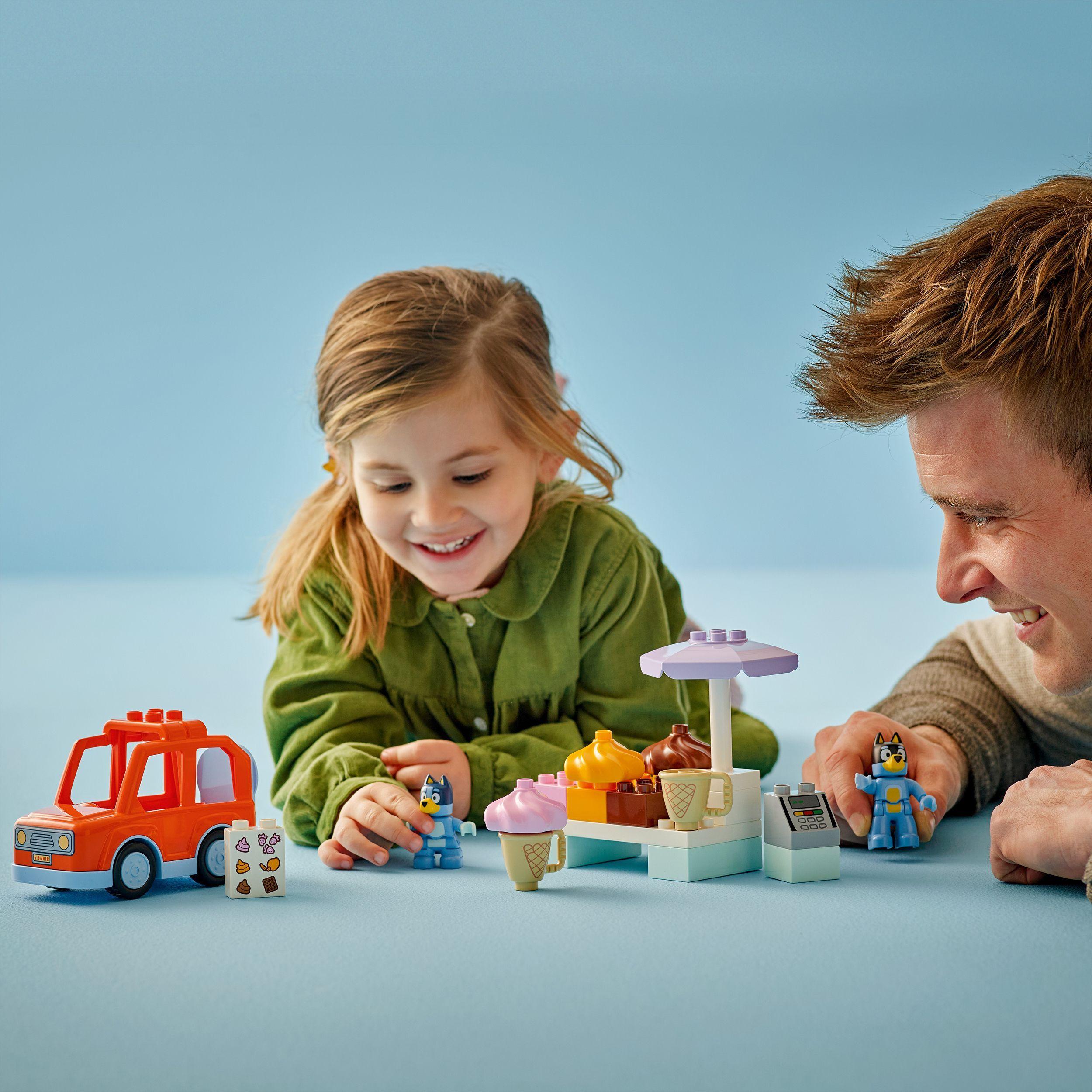 Voir la diapositive 7 : LEGO DUPLO 10458 Visite chez le Marchand de Glace avec Bluey - Jeu de Construction 2 ans