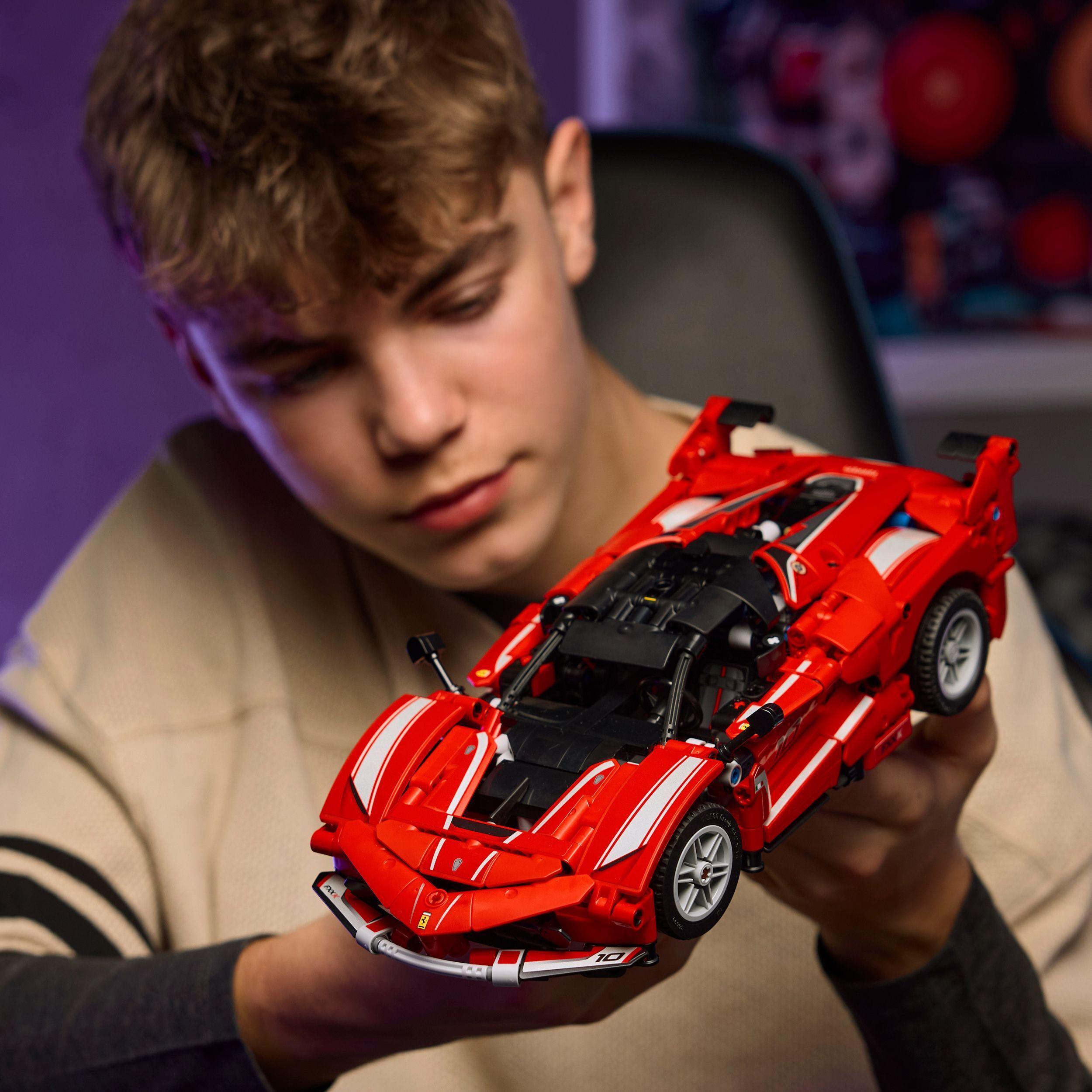 Voir la diapositive 7 : LEGO Technic 42212 Ferrari FXX K - Jeu de Construction pour Garçon ou Fille dès 10 ans