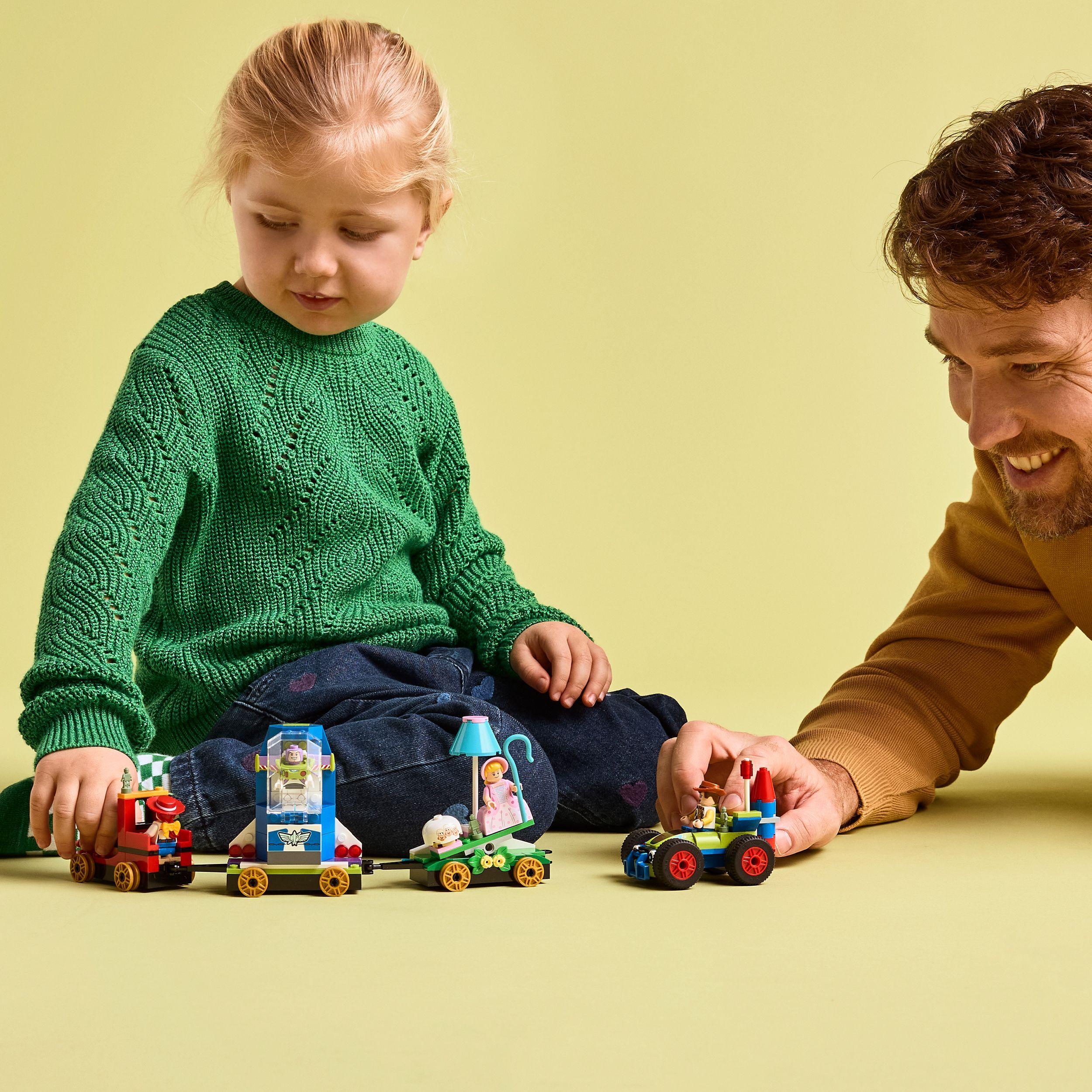 Voir la diapositive 7 : LEGO Disney et Pixar 43264 Le Train en Fête et Voiture RC Toy Story - Jouet dès 4 ans
