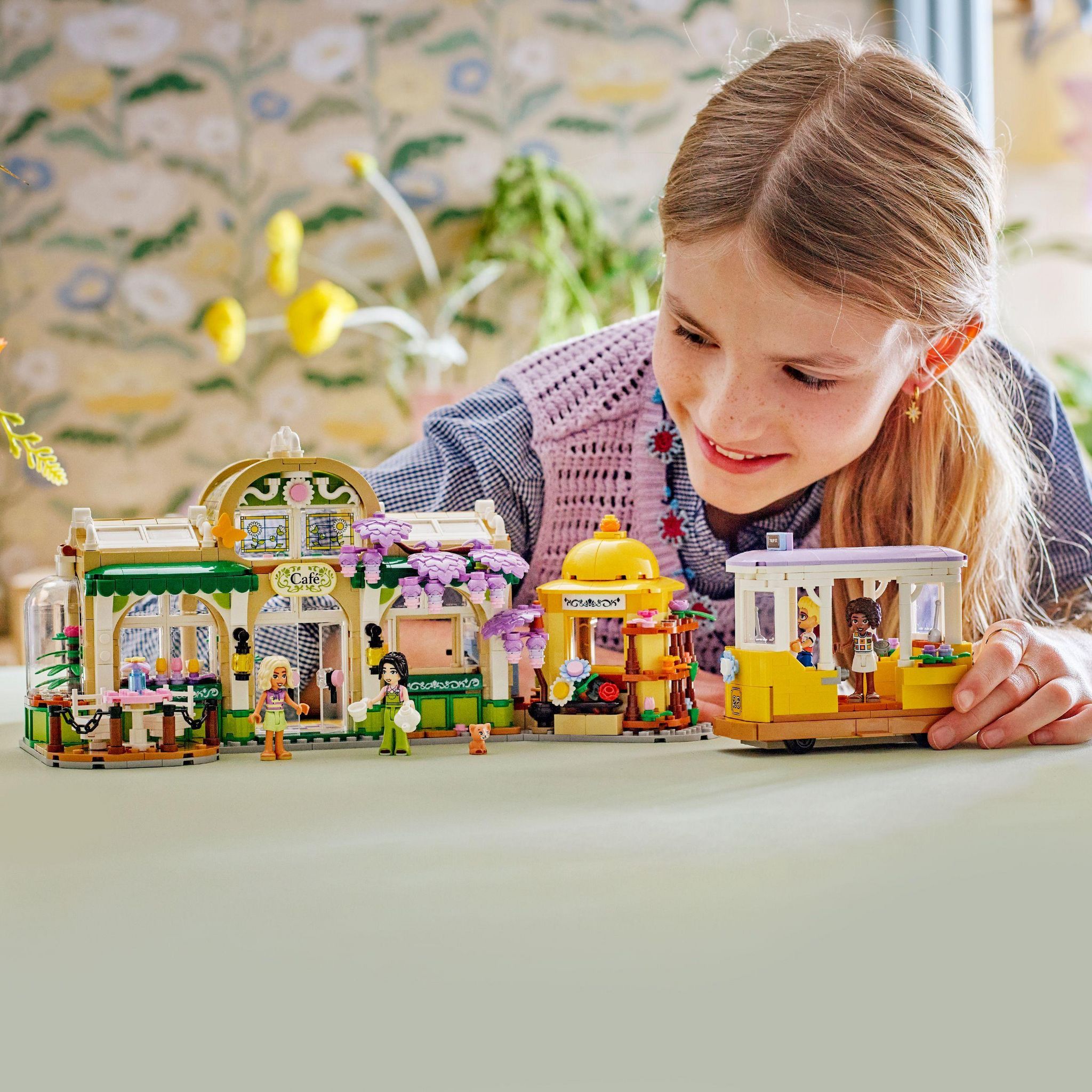 Voir la diapositive 7 : LEGO Friends 42671 - Cafe des plantes et kiosque a fleurs