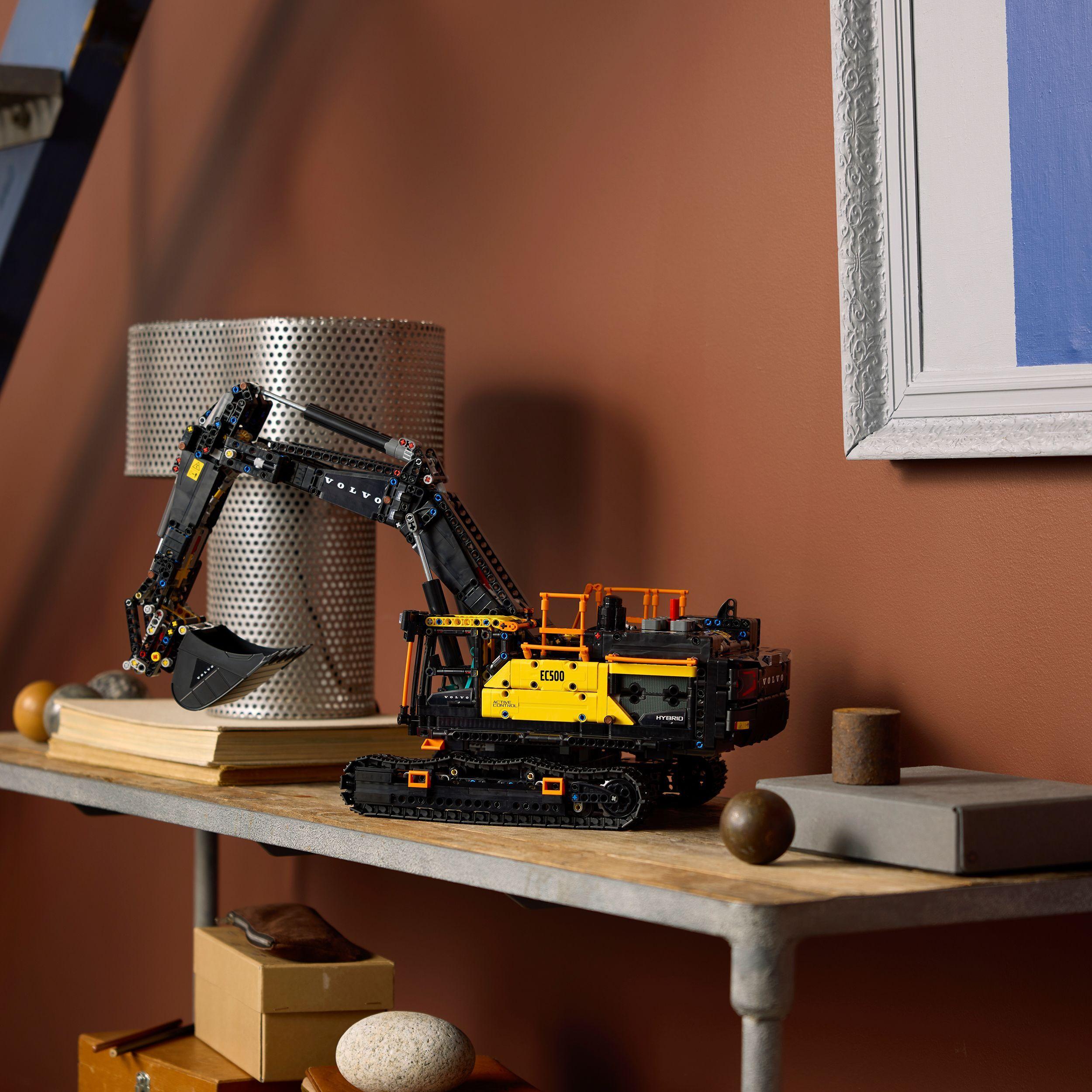 Voir la diapositive 4 : LEGO Technic 42215 Pelleteuse Volvo EC500 Hybride - Set de Construction pour Adulte - Déco