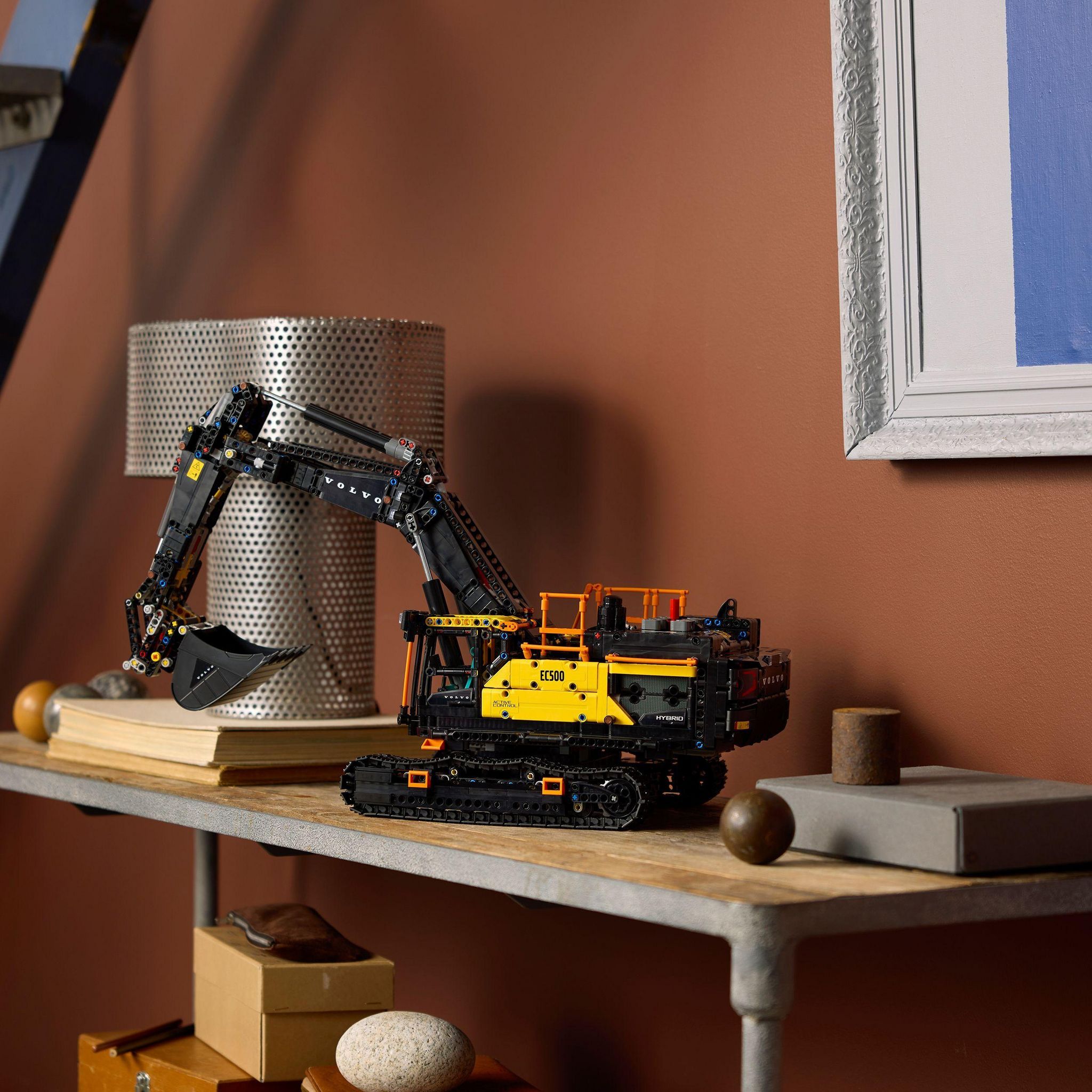 Voir la diapositive 4 : LEGO Technic 42215 - Pelleteuse Volvo EC500 Hybride