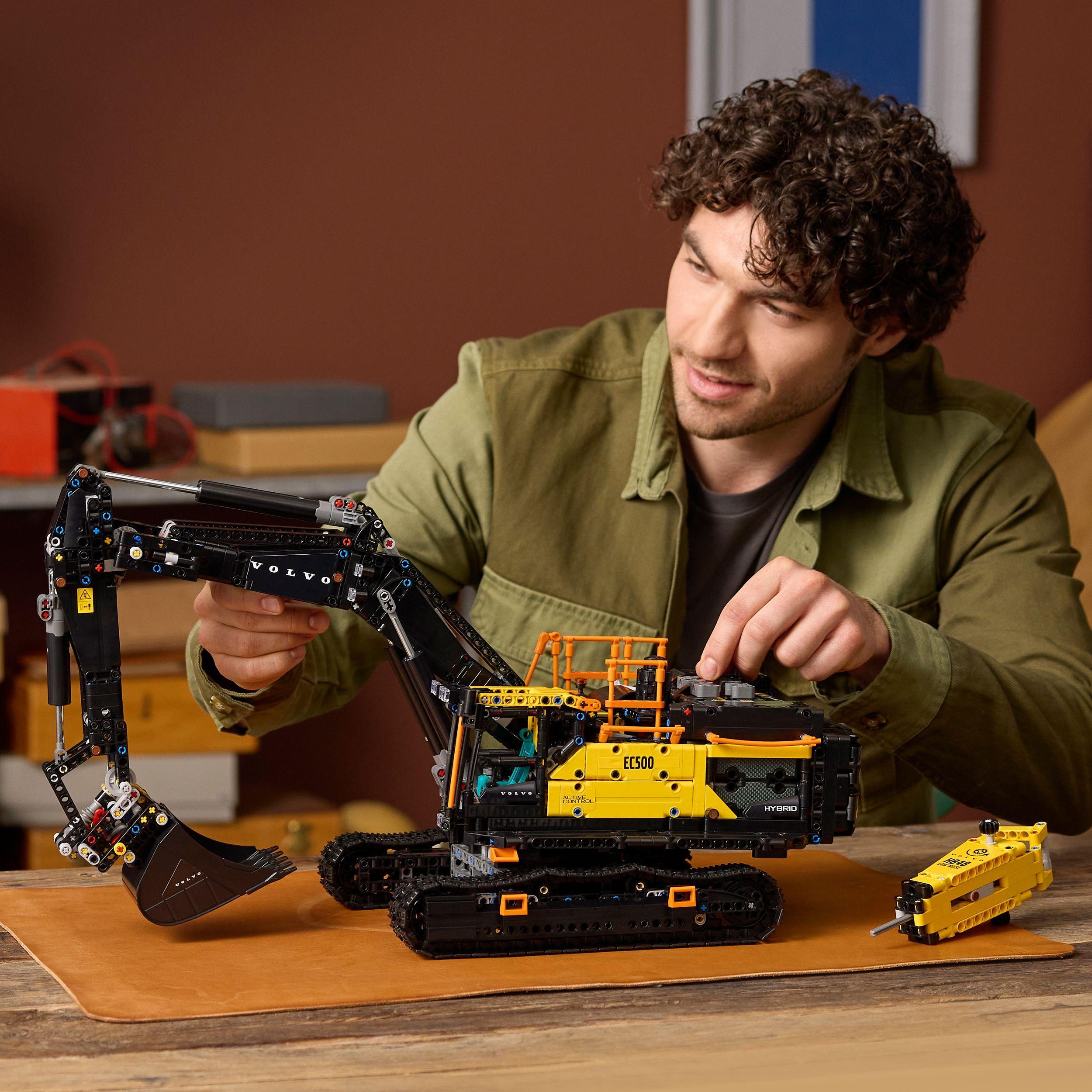 Voir la diapositive 7 : LEGO Technic 42215 Pelleteuse Volvo EC500 Hybride - Set de Construction pour Adulte - Déco