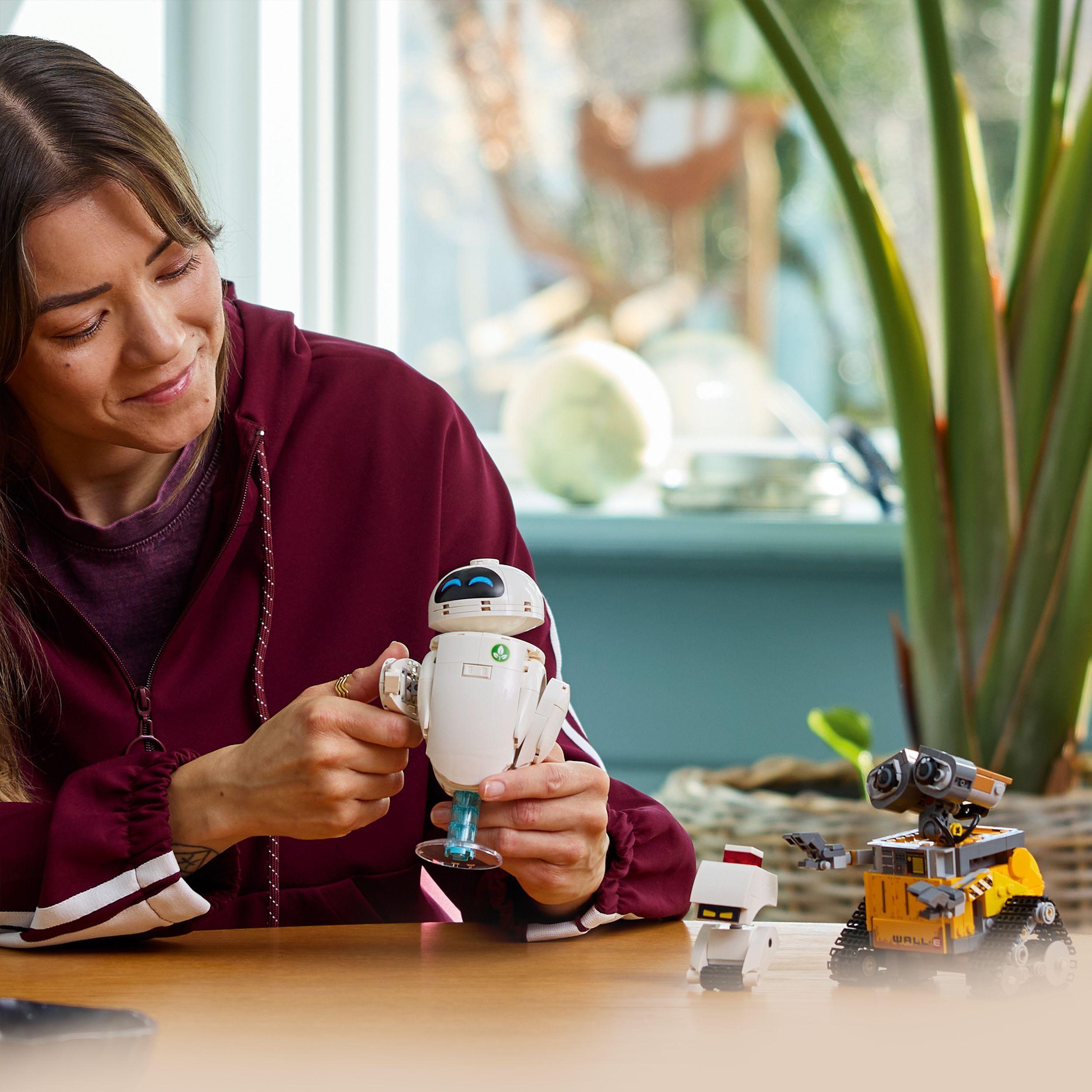 Voir la diapositive 7 : LEGO Disney et Pixar 43279 WALL-E et EVE - Set de Construction DIY pour Adulte - Cadeau