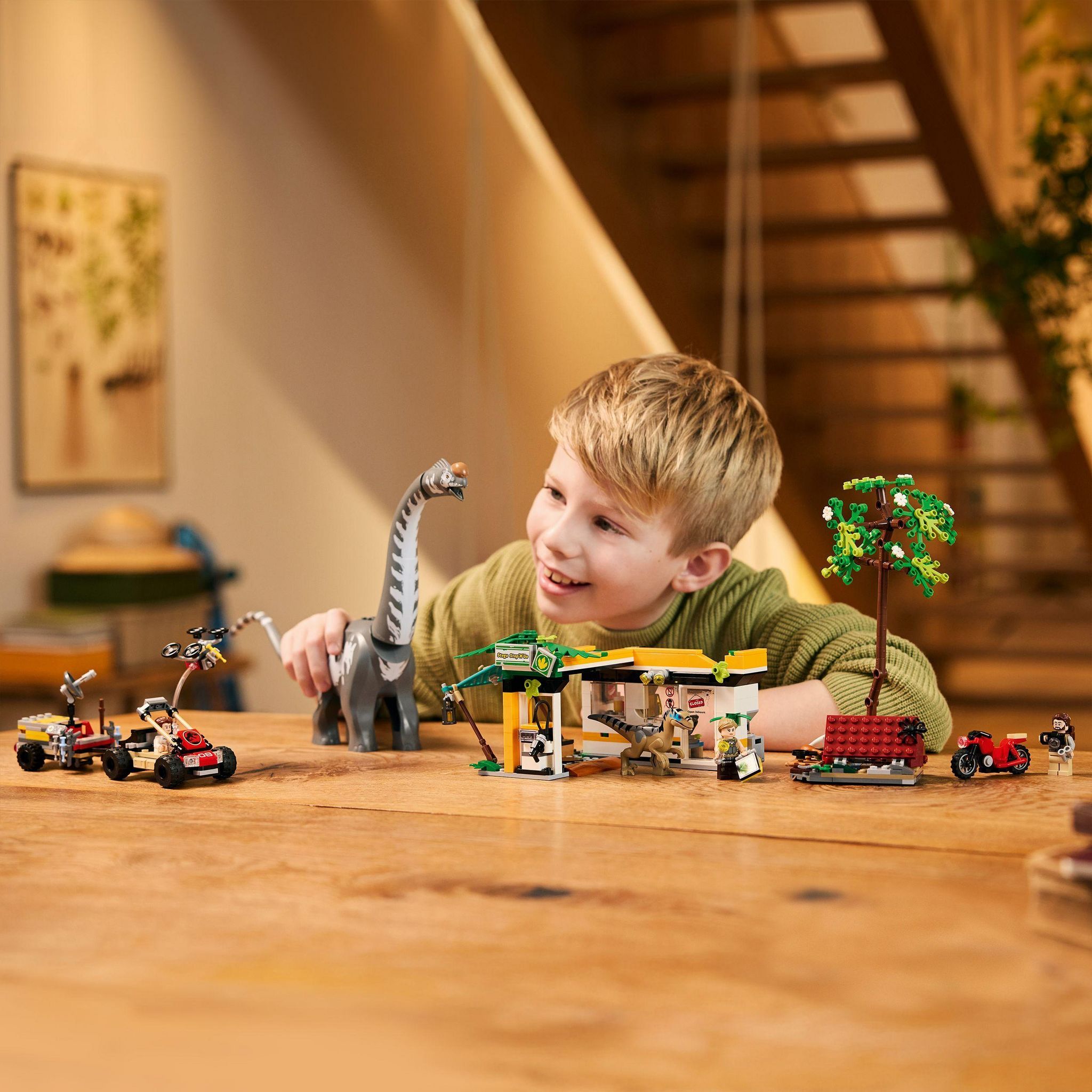 Voir la diapositive 7 : LEGO Jurassic World 76973 - La Poursuite du Vélociraptor et du Titanosaure