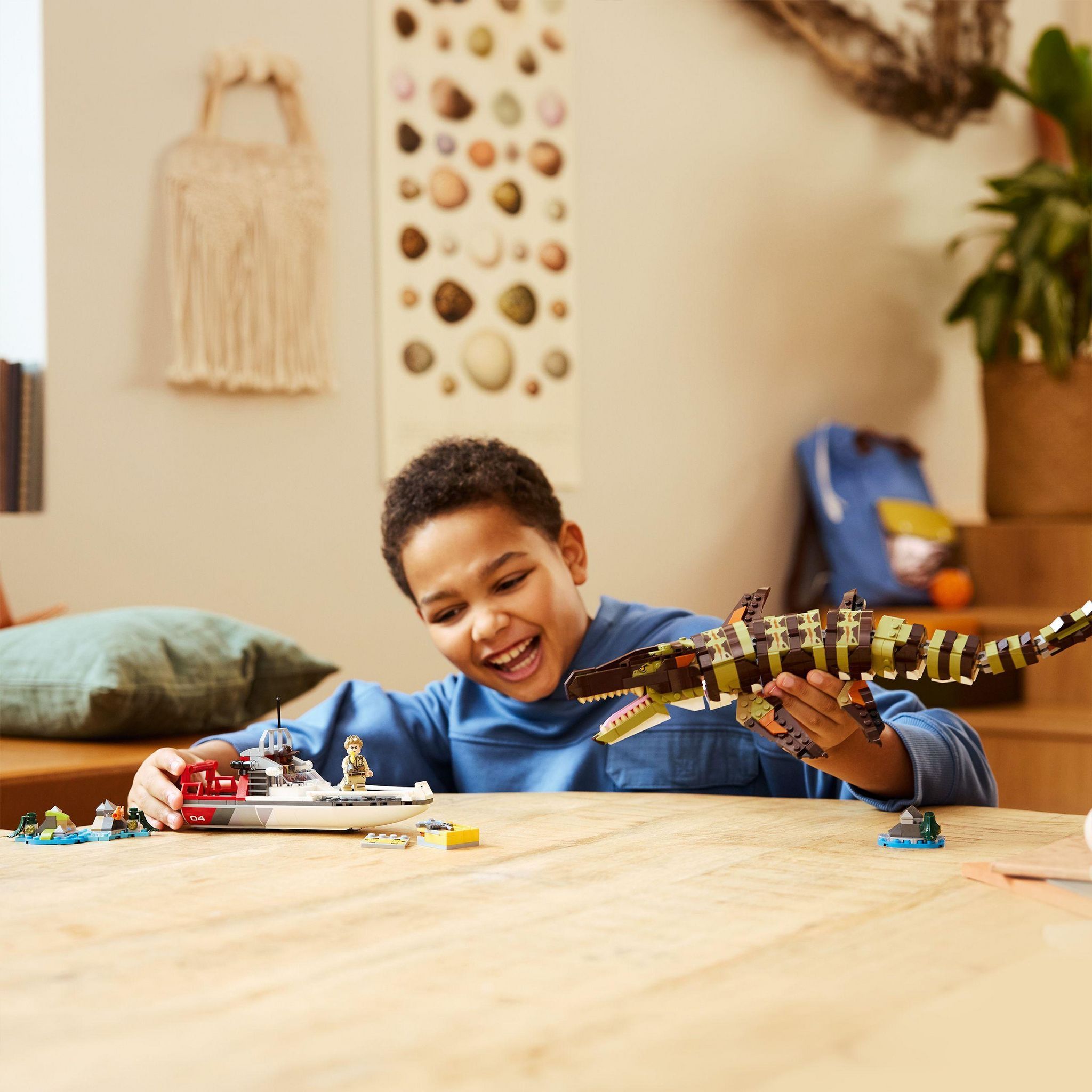 Voir la diapositive 7 : LEGO Jurassic World 76974 - Le bateau en mission et le Mosasaure en briques