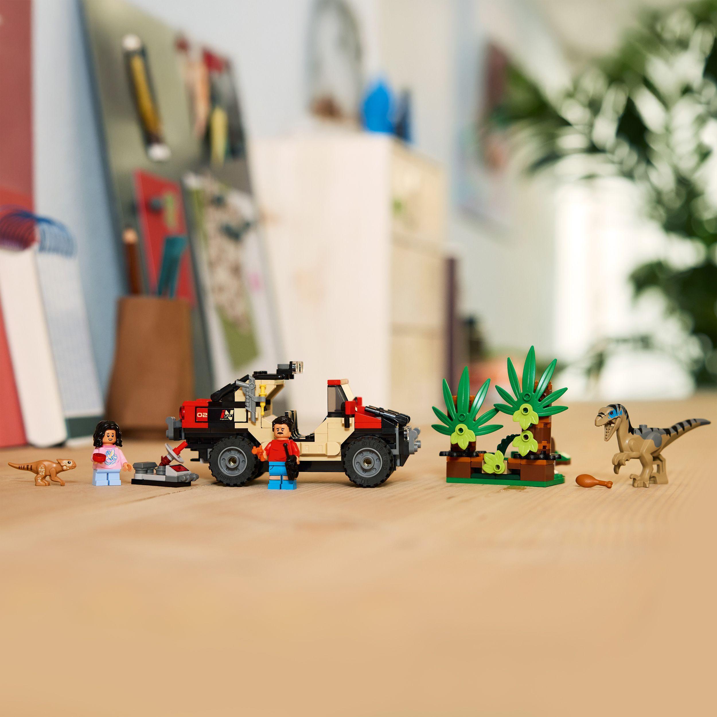 Voir la diapositive 6 : LEGO Jurassic World 76972 Le Vélociraptor et l’Évasion en 4x4 - Jeu pour Garçon dès 6 ans