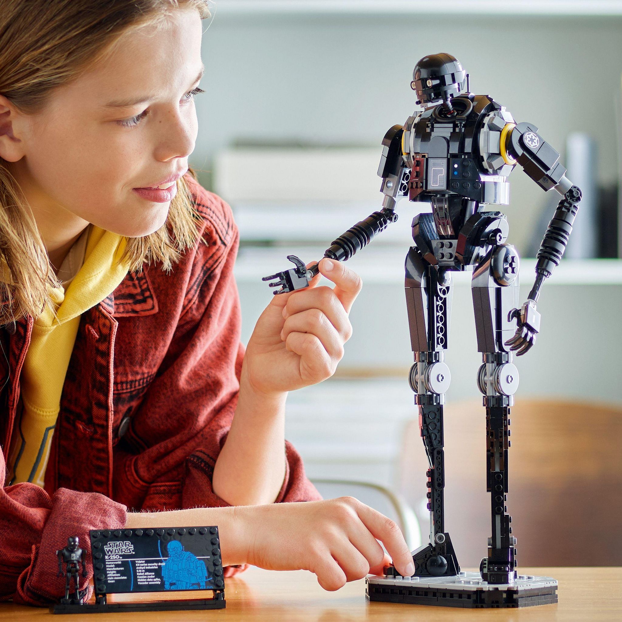 Voir la diapositive 7 : LEGO Star Wars 75434 - K-2SO Le Droïde de Sécurité