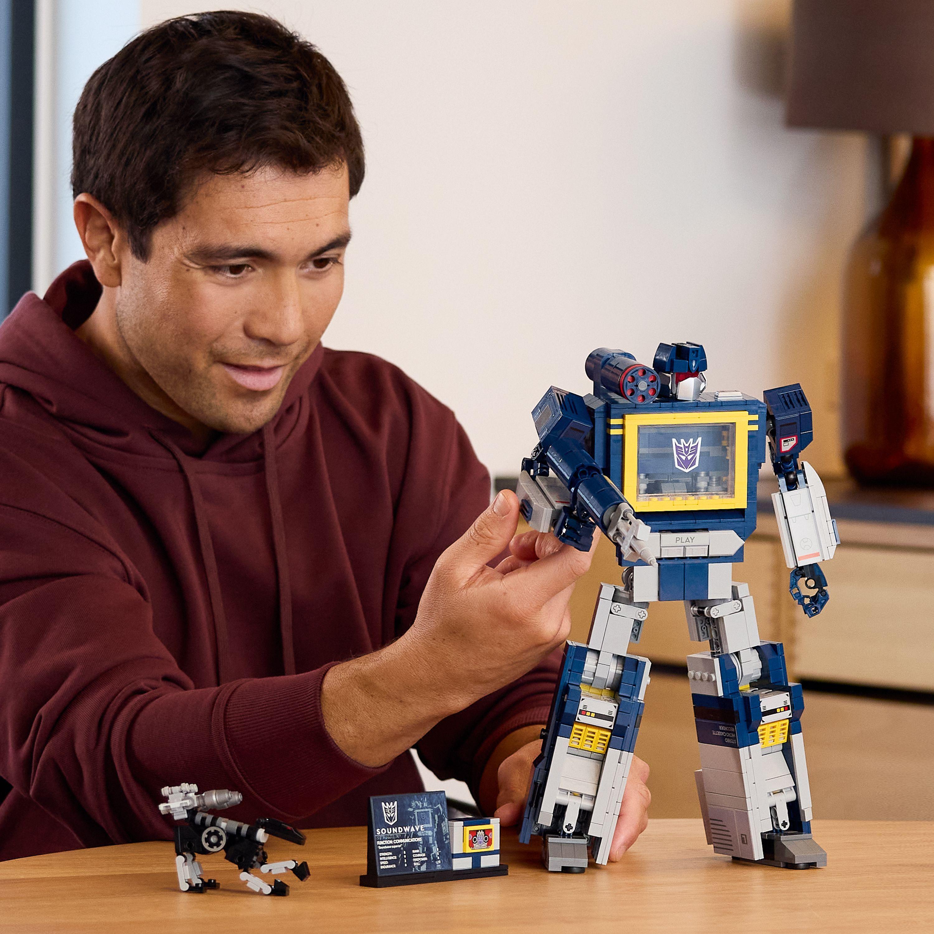 Voir la diapositive 7 : LEGO Icons 10358 Transformers : Soundwave - Set de Construction pour Adulte - Maquette
