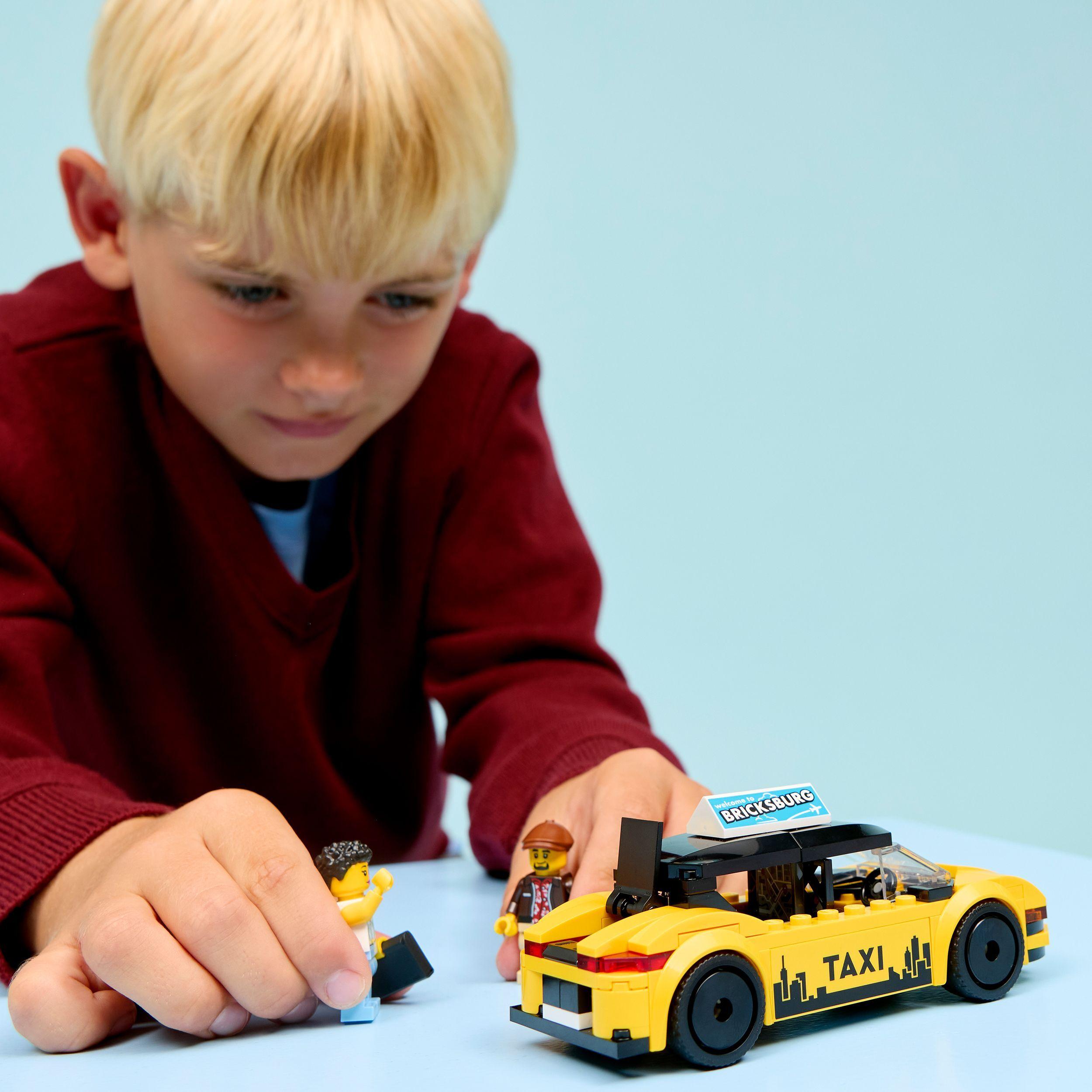 Voir la diapositive 7 : LEGO City 60487 Le Taxi Jaune - Jouet Voiture pour Garçon ou Fille dès 5 ans - Idée Cadeau