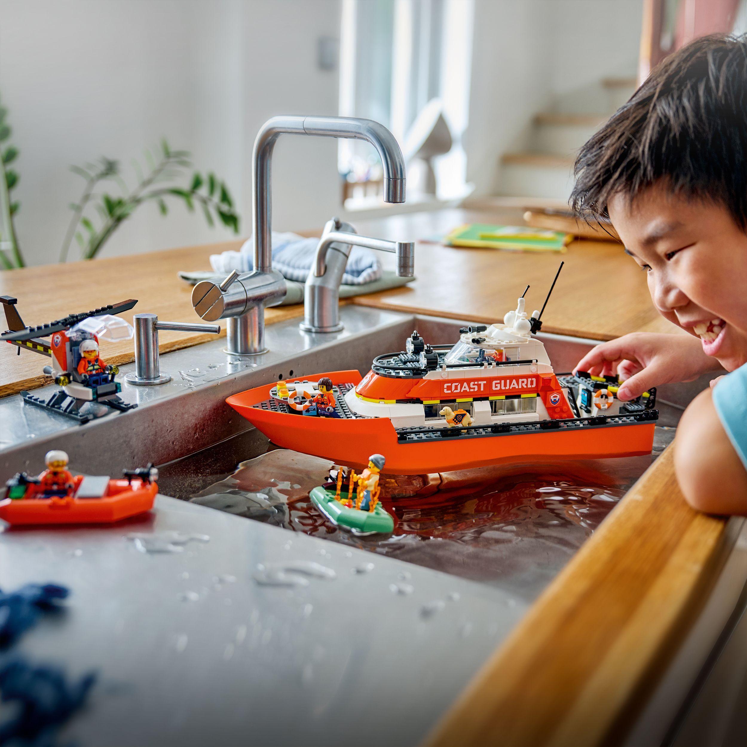 Voir la diapositive 7 : LEGO City 60504 Le Bateau de Sauvetage et l’Hélicoptère des Garde-Côtes - Jouet dès 7 ans