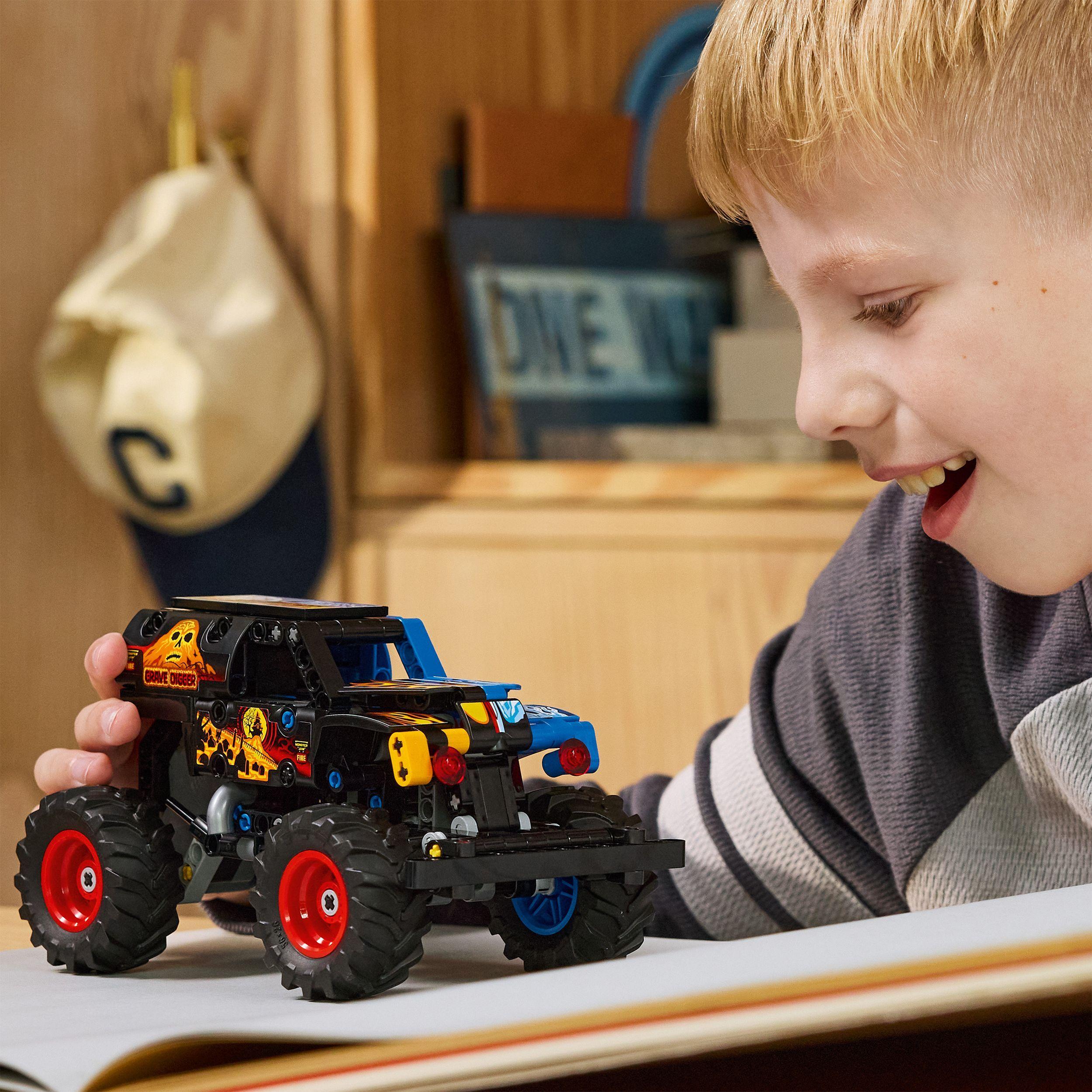 Voir la diapositive 7 : LEGO Technic 42219 Monster Jam Grave Digger - Feu et Glace - Jeu de Construction dès 7 ans
