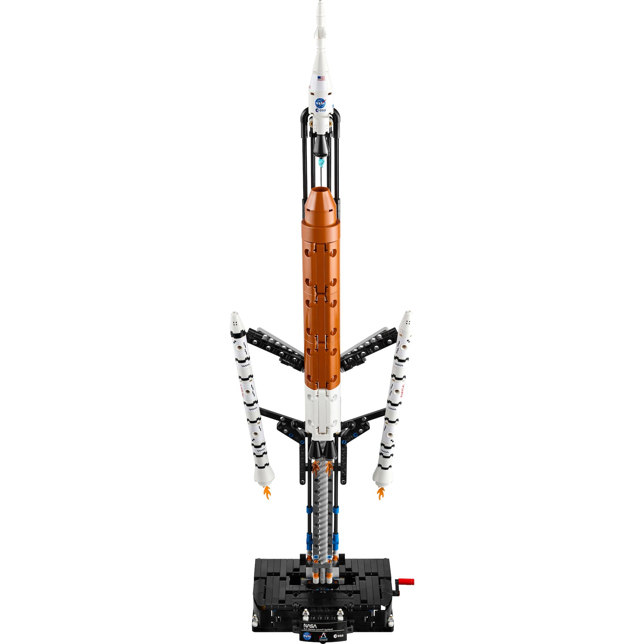 Voir la diapositive 2 : LEGO Technic 42221 - La Fusée SLS NASA Artemis