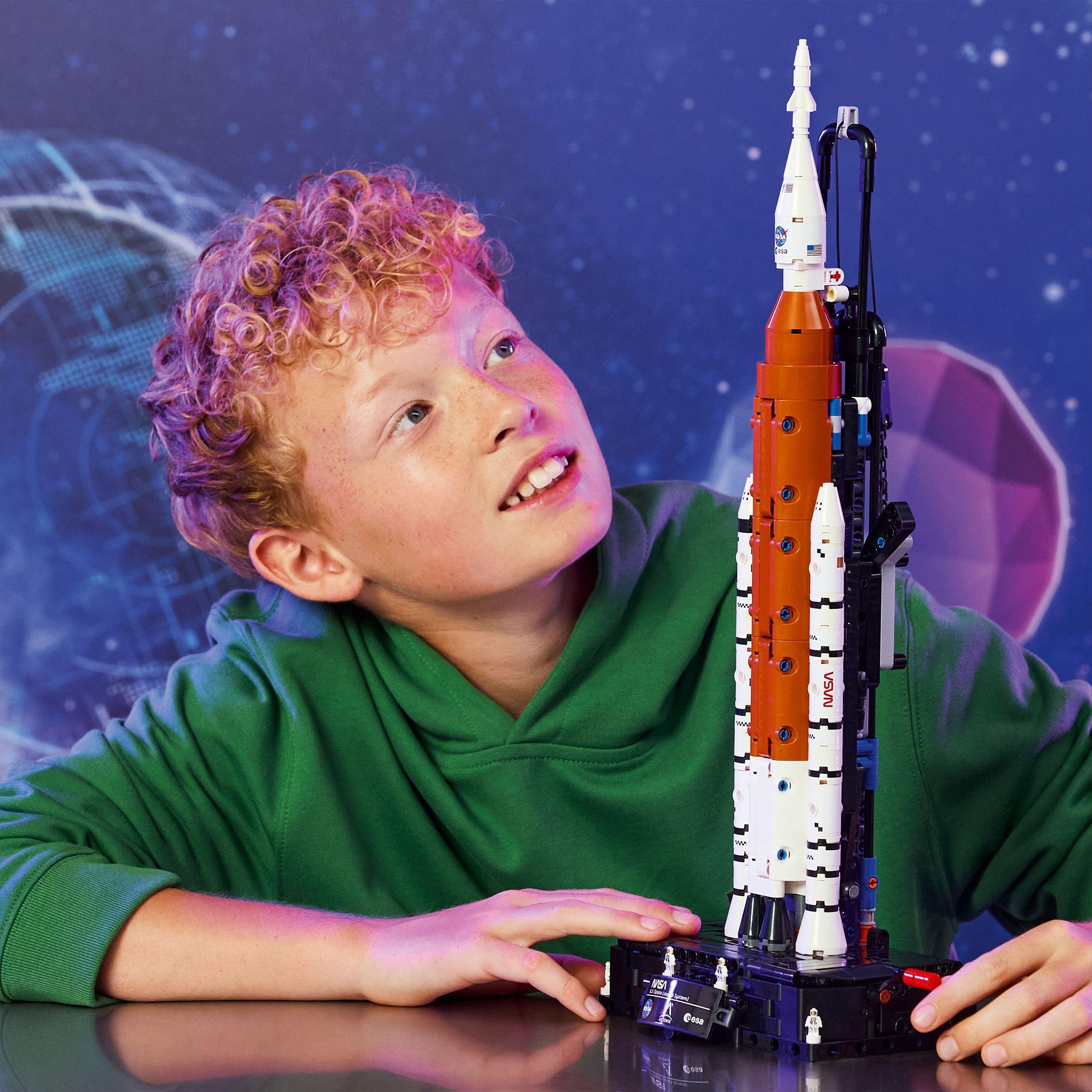 Voir la diapositive 7 : LEGO Technic 42221 - La fusée SLS NASA Artemis