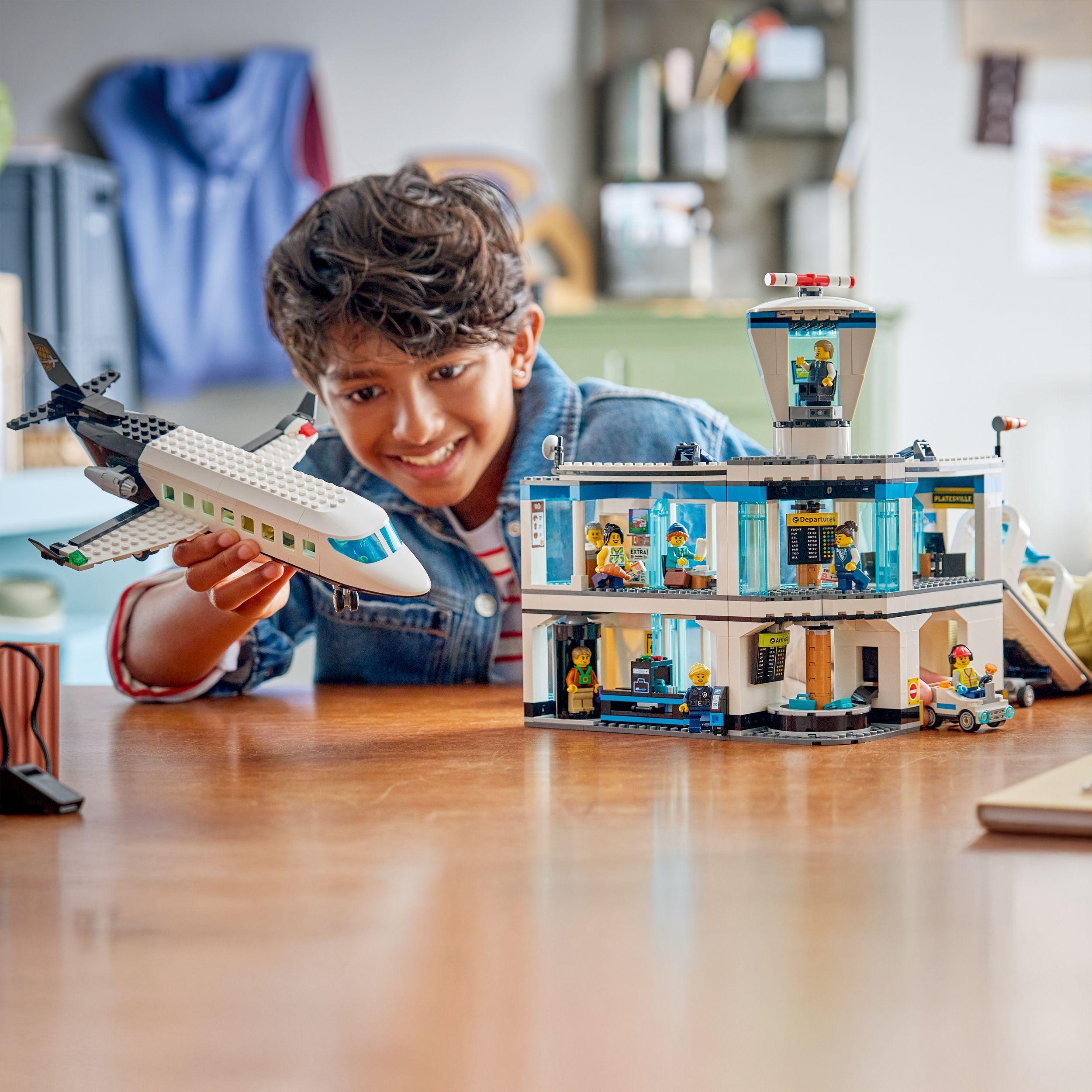 Voir la diapositive 7 : LEGO City 60502 L’Aéroport et l’Avion - Jeu de Construction pour Garçon ou Fille dès 8 ans