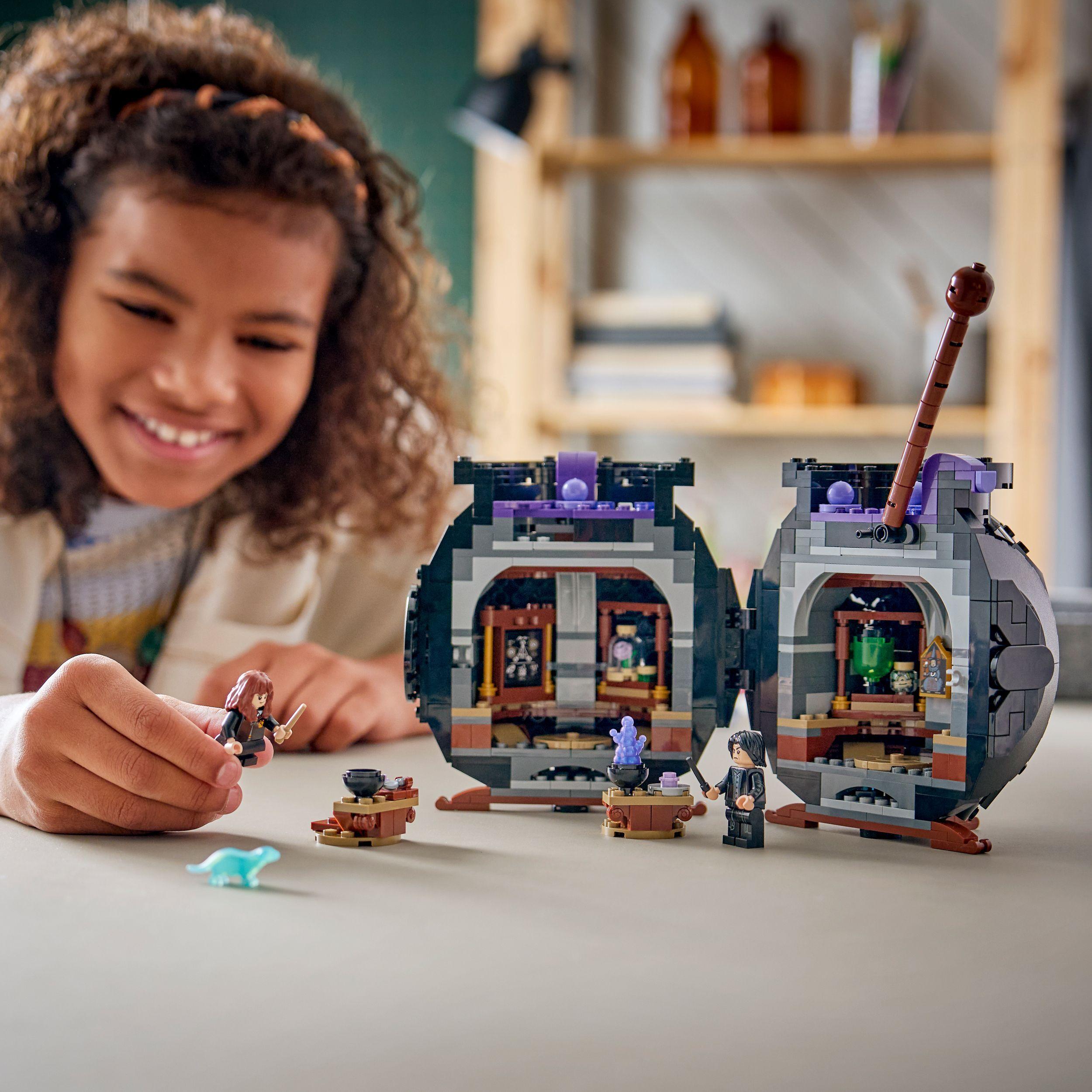 Voir la diapositive 7 : LEGO Harry Potter 76464 - Le Chaudron : le Cours de Potions Caché